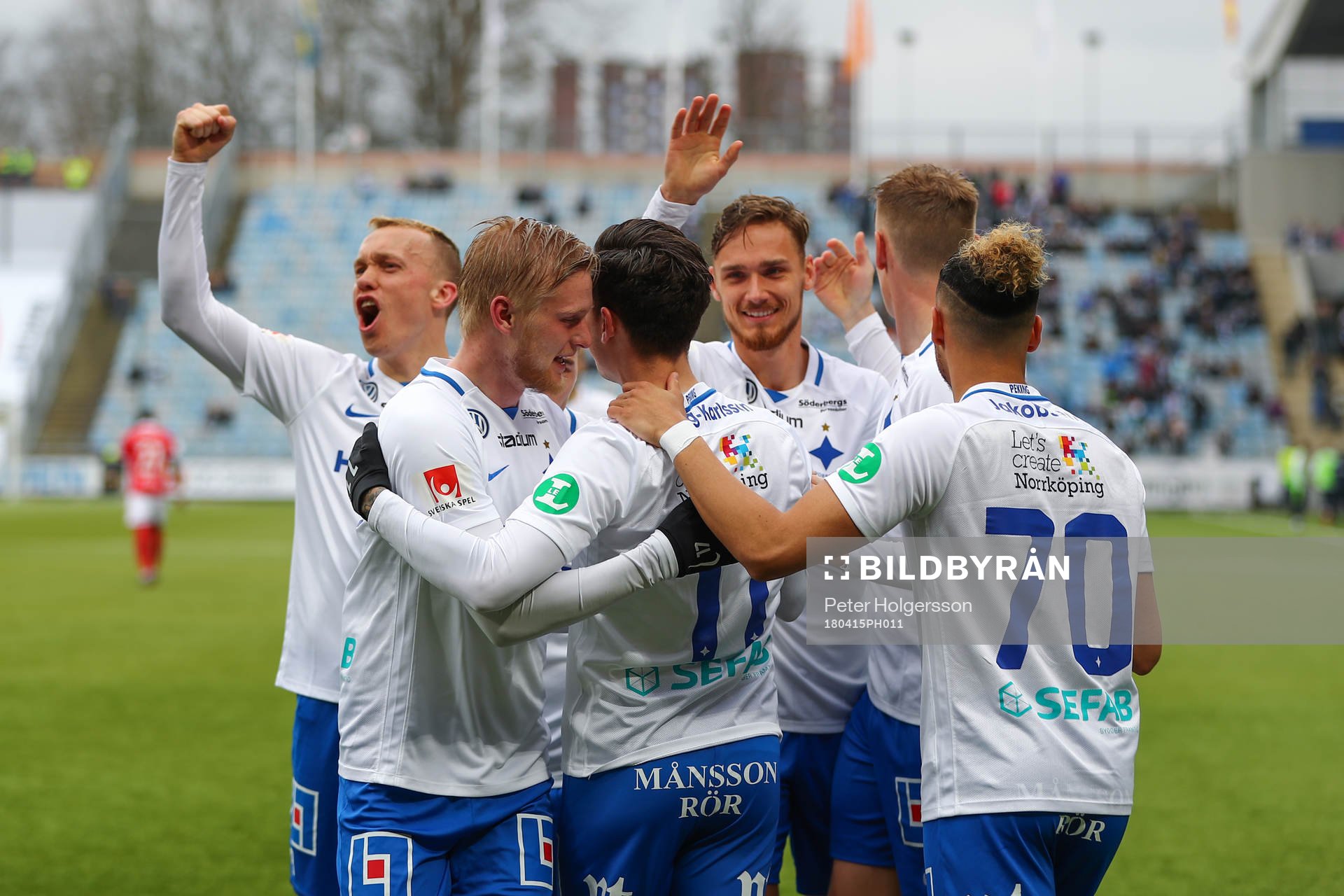 Norrköpings David Moberg Karlsson jublar med lagkamrater efter att han gjort 2-1-målet under fotbollsmatchen i Allsvenskan mellan Norrköping och Kalmar den 15 april 2018 i Norrköping.