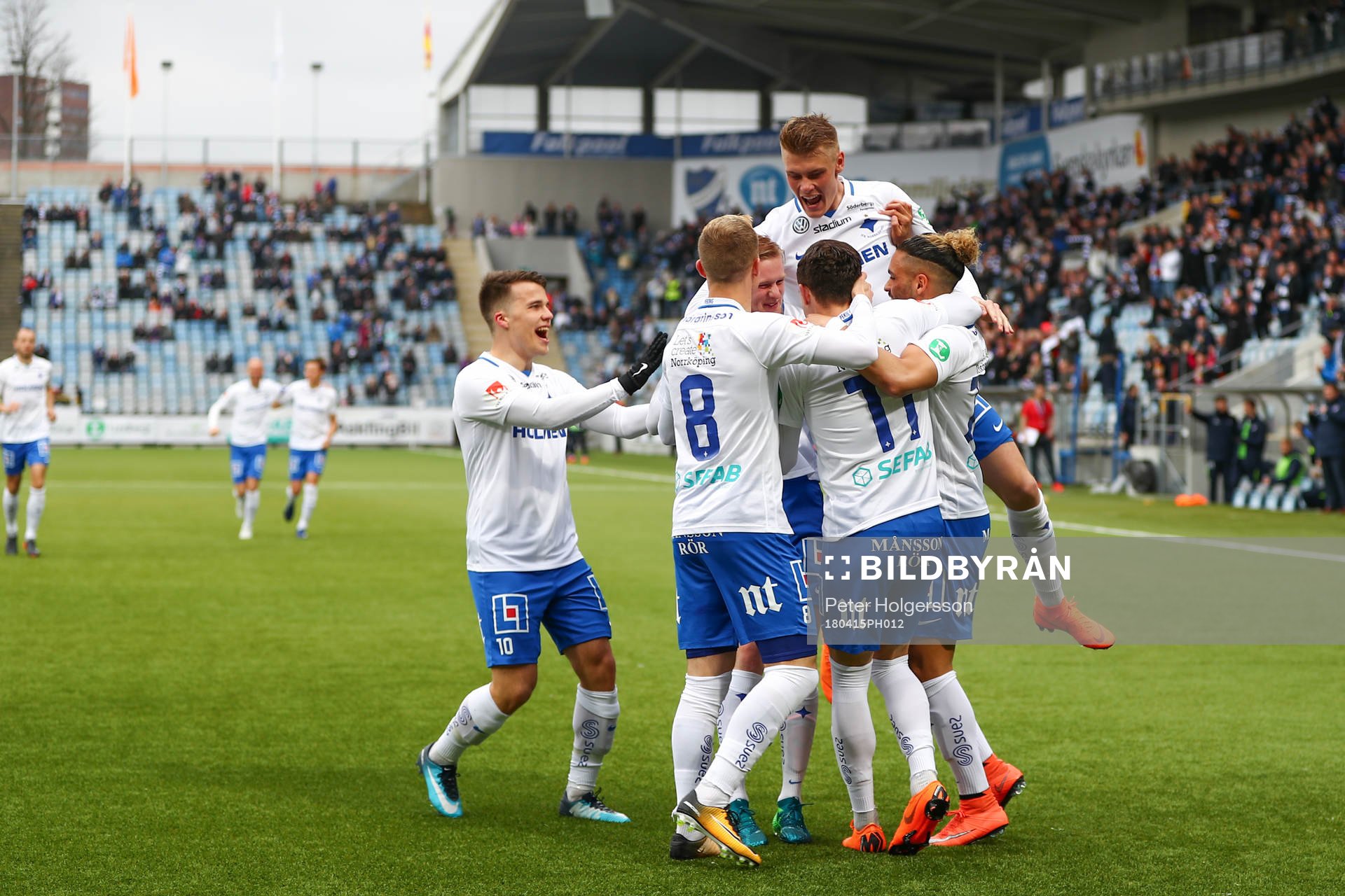 Norrköpings David Moberg Karlsson jublar med lagkamrater