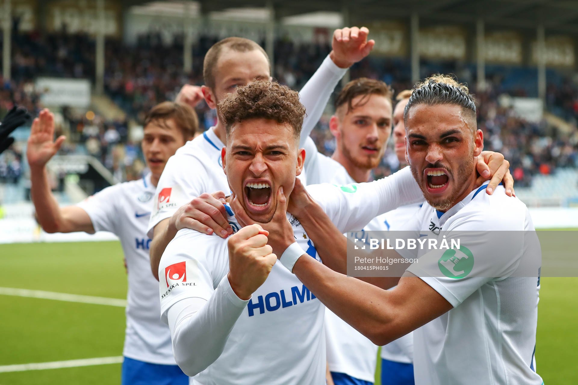 Norrköpings Jordan Larsson jublar med lagkamrater