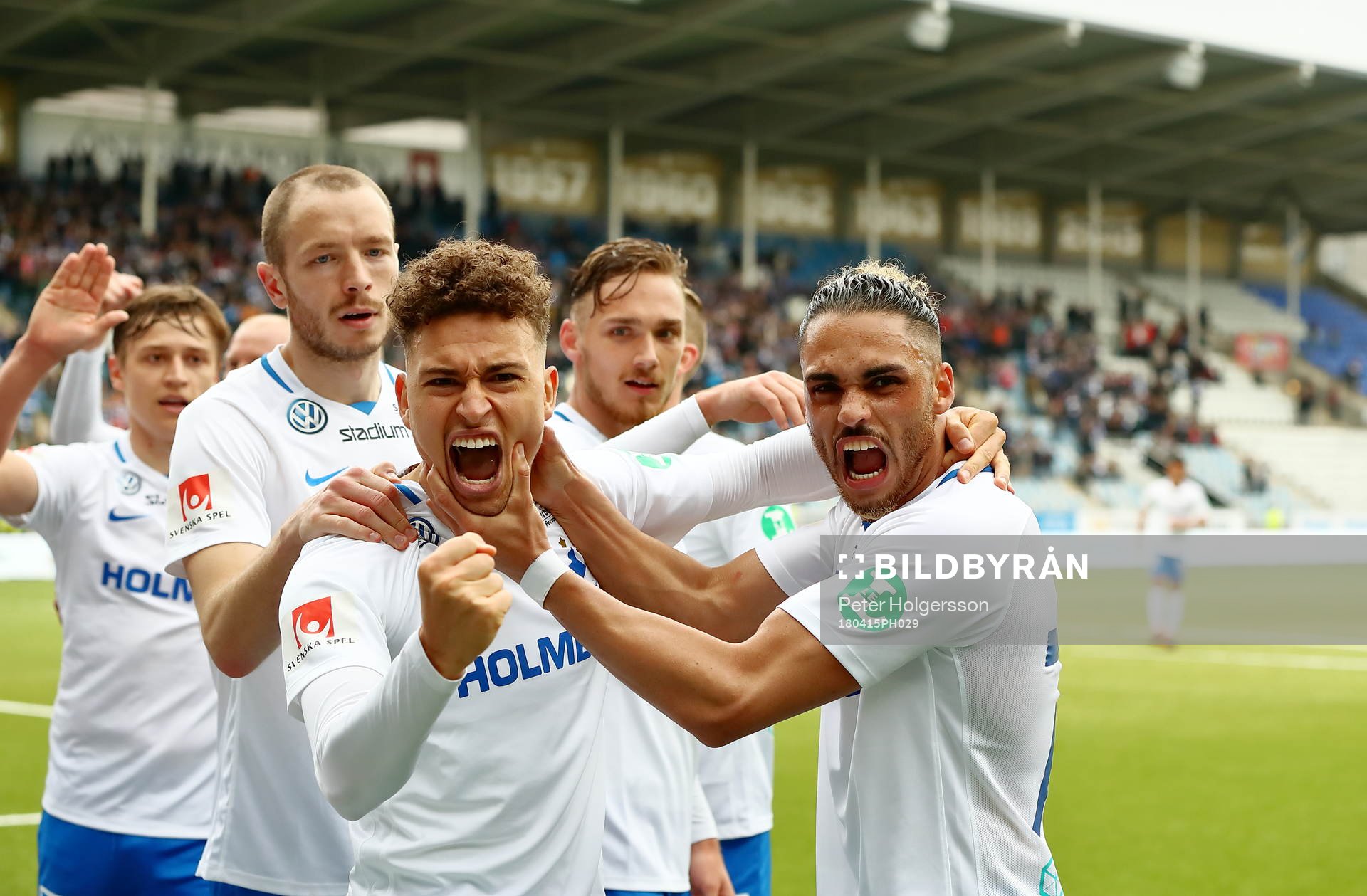 Norrköpings Jordan Larsson och Alexander Jakobsen jublar efter mål 3-1 under fotbollsmatchen i Allsvenskan mellan Norrköping och Kalmar den 15 april 2018 i Norrköping.