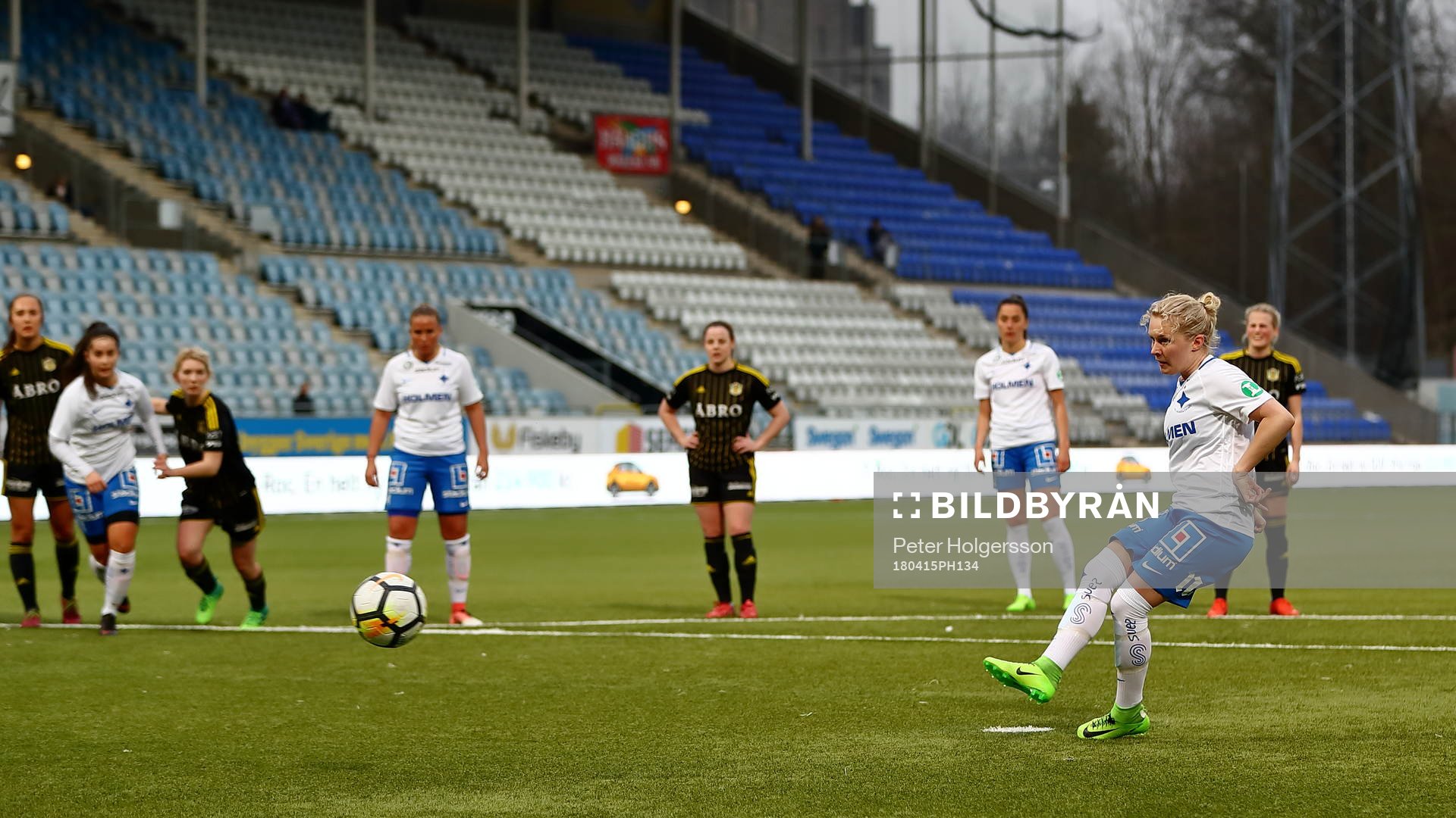 Norrköpings Emilia Larsson slår straff och gör mål 2-1