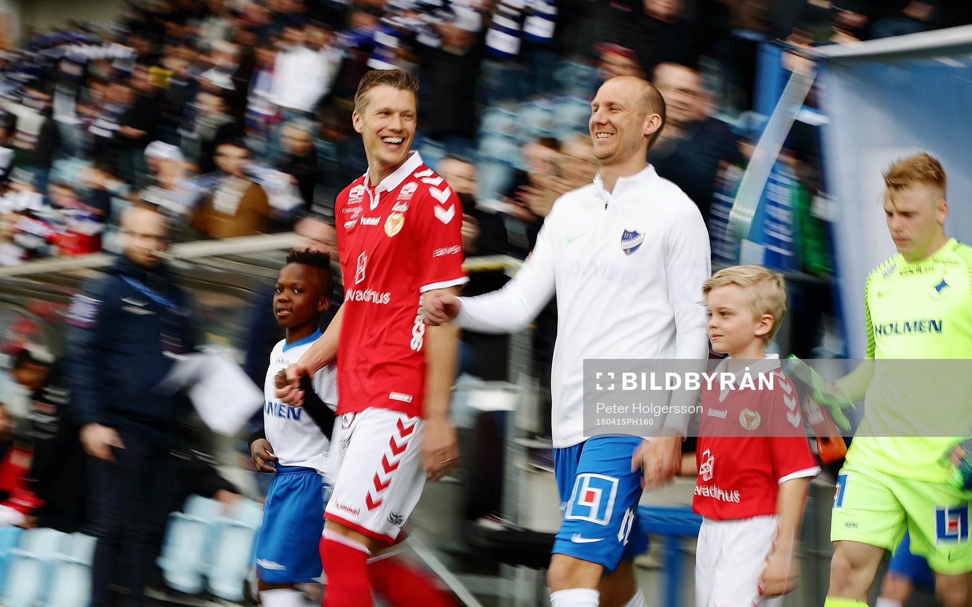 Norrköpings Andreas Johansson och Kalmars Viktor Elm skrattar under fotbollsmatchen i Allsvenskan mellan Norrköping och Kalmar den 15 april 2018 i Norrköping.