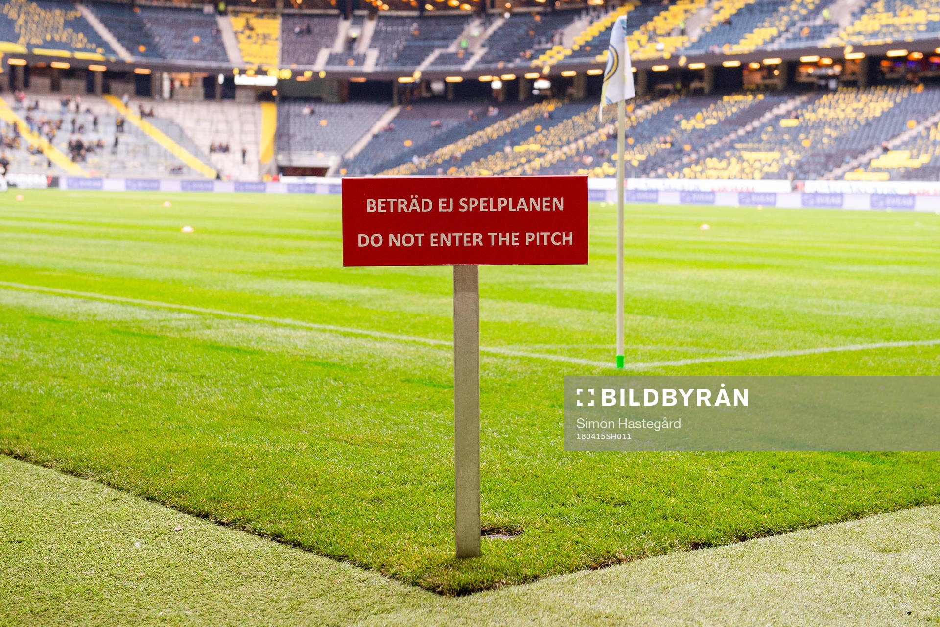 En skylt på planen före fotbollsmatchen i Allsvenskan
