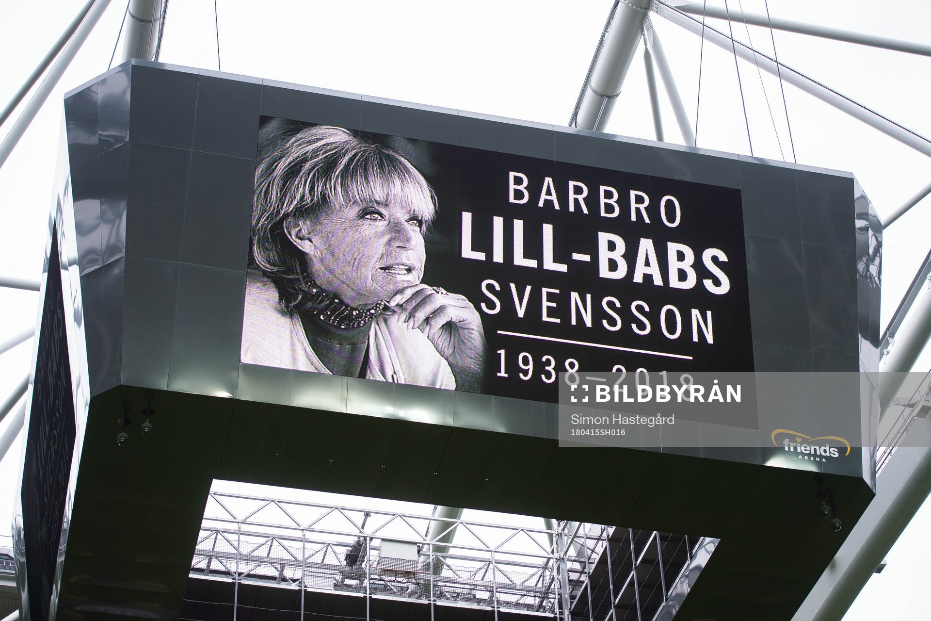 AIK hyllar Barbro Lill-Babs Svensson på skärm i taket