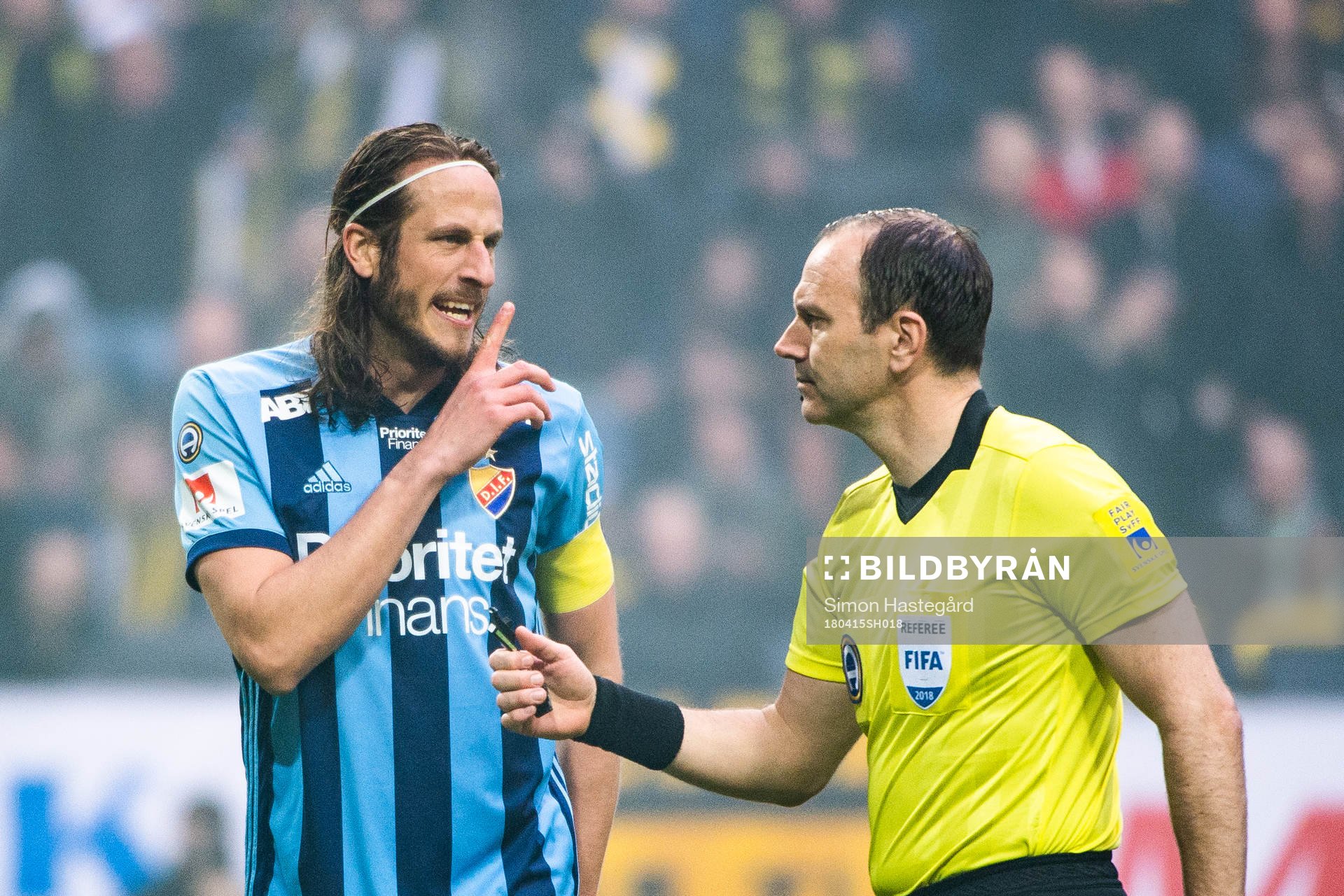 Djurgårdens Jonas Olsson diskuterar med domare Jonas