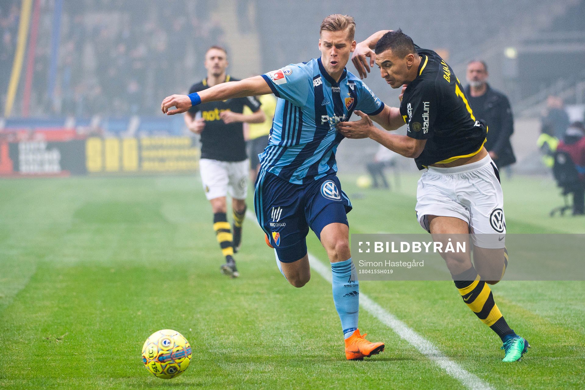 s Nabil Bahoui i kamp om bollen
