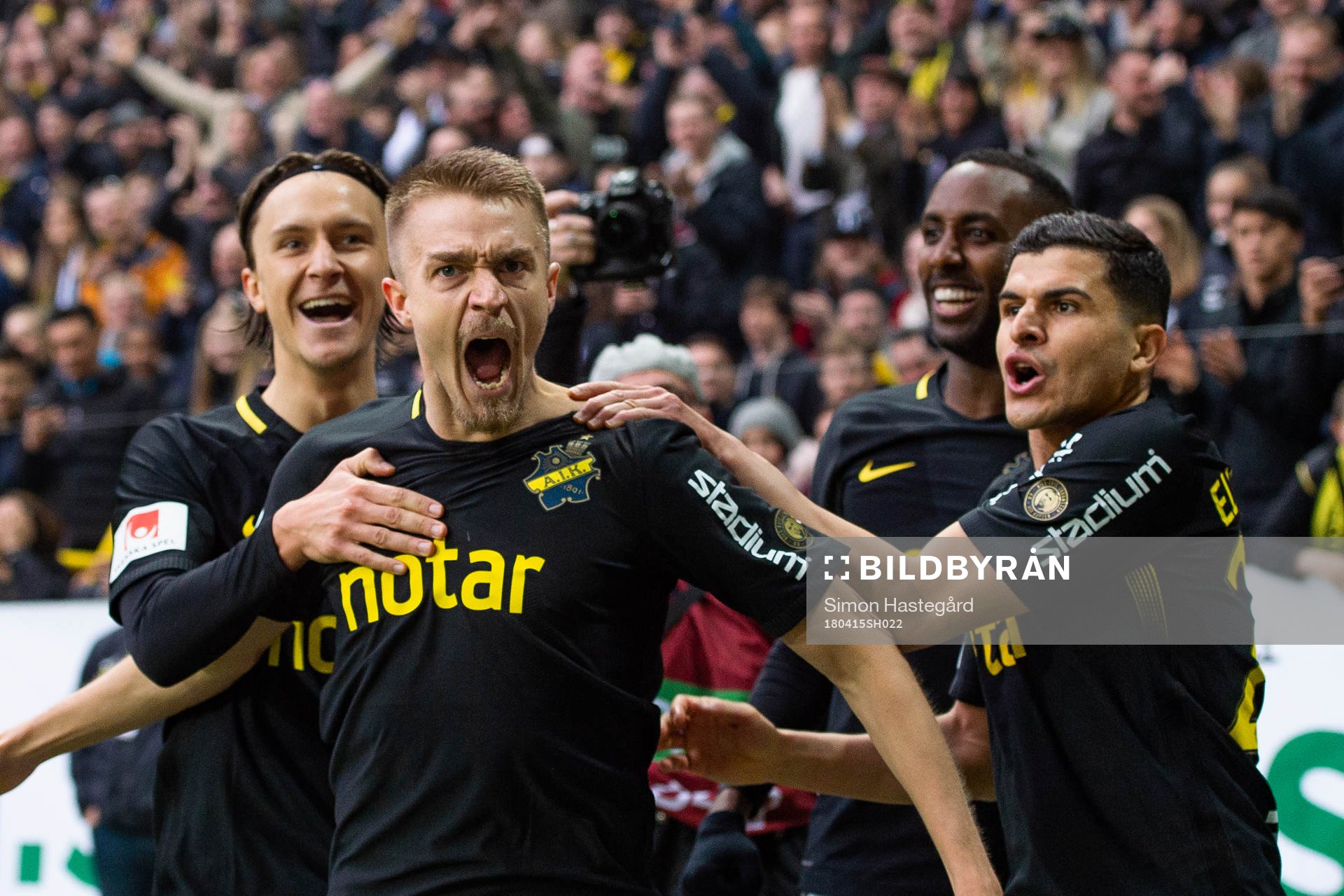 s Rasmus Lindkvist jublar