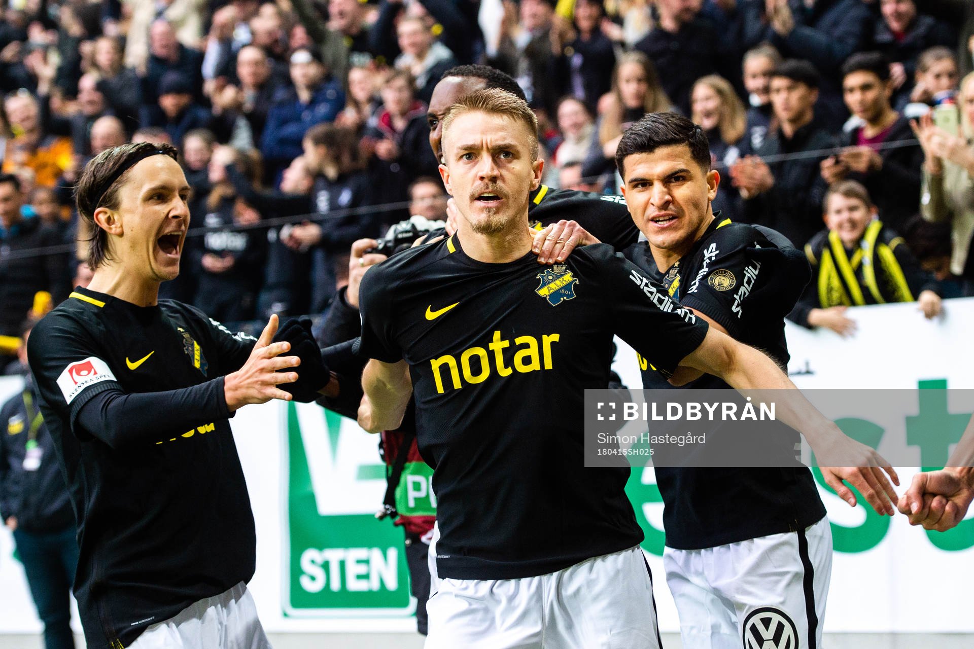 AIK:s Rasmus Lindkvist jublar efter 1-0 under fotbollsmatchen i Allsvenskan mellan AIK och Djurgården den 15 april 2018 i Stockholm.