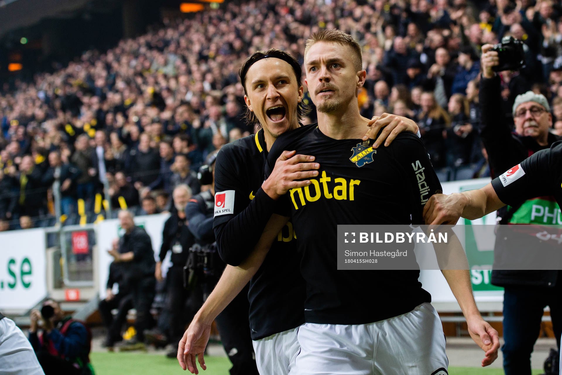 s Kristoffer Olsson och Rasmus Lindkvist jublar