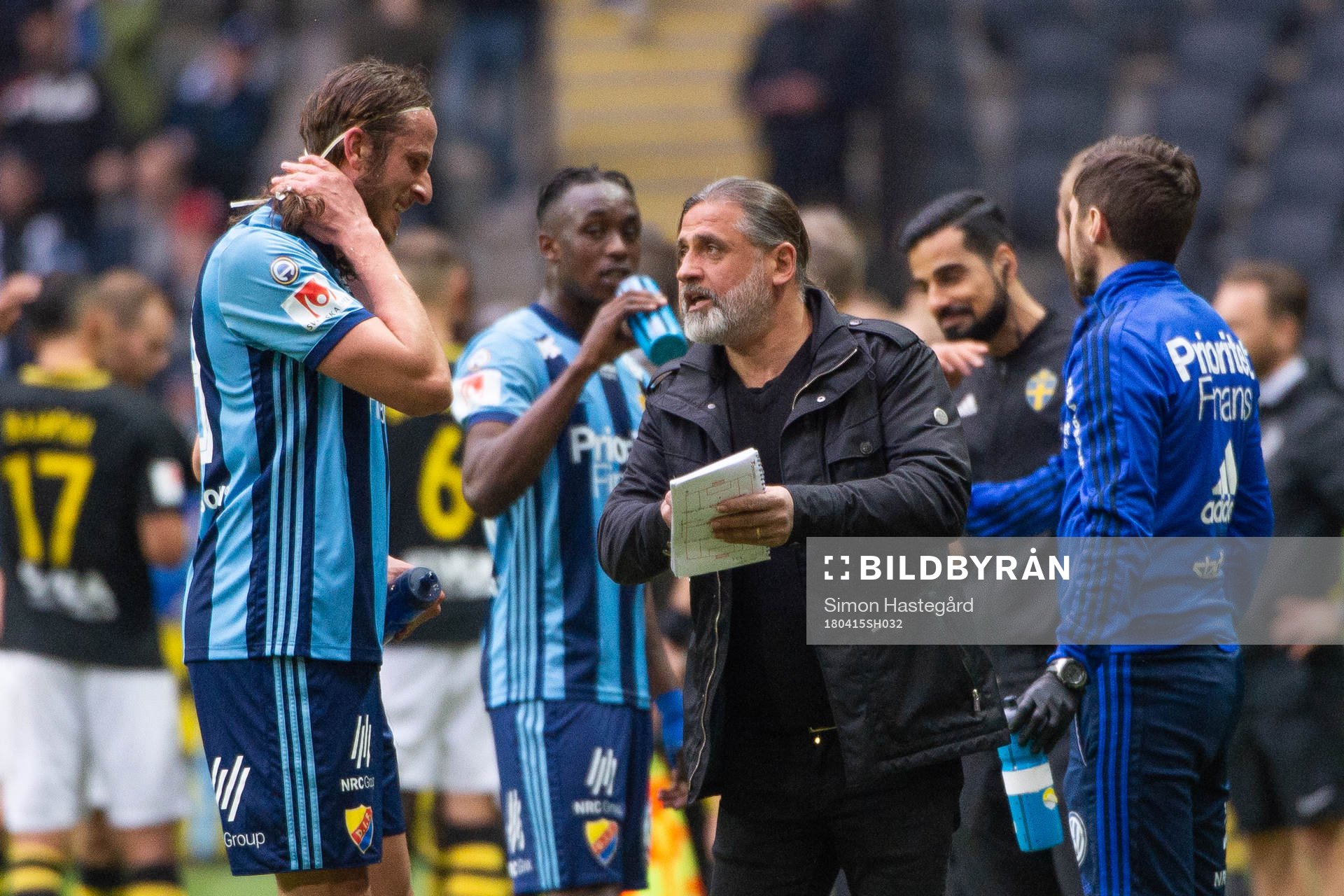 Djurgårdens tränare Özcan Melkemichel instruerar  Jonas