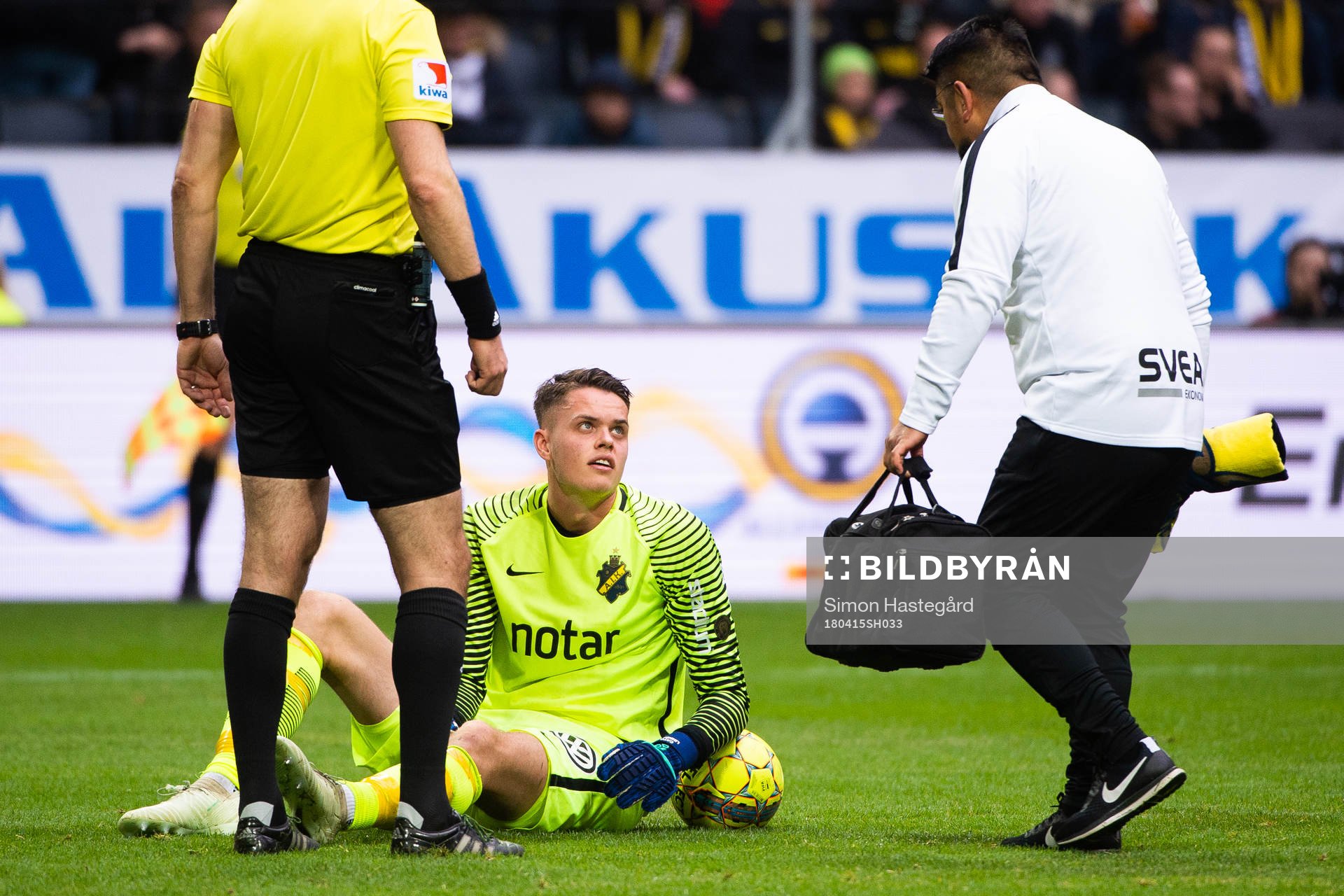 s Robin Jansson sitter ner  och väntar på vård