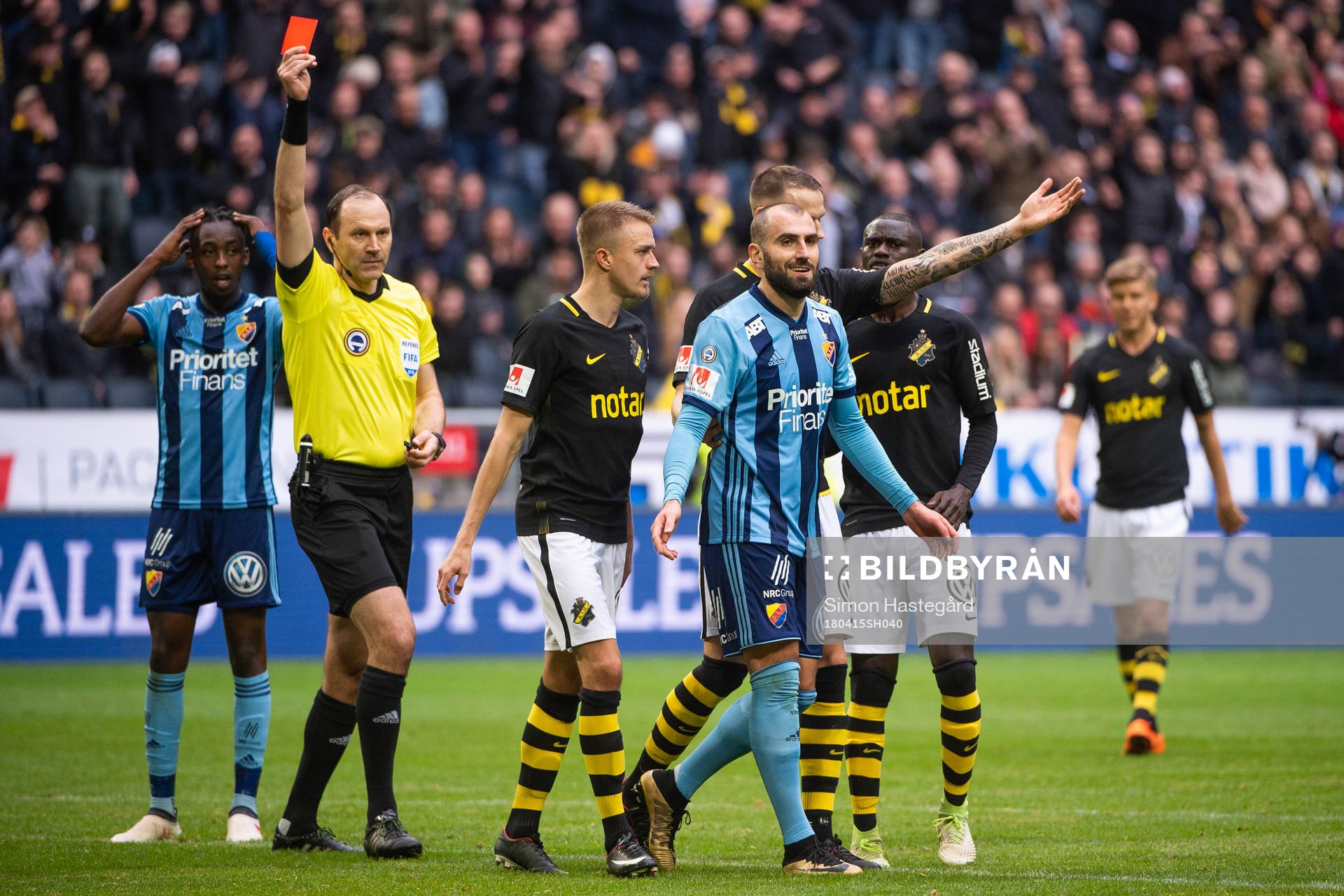Djurgårdens Yura Movsisyan får rött kort av domare Jonas