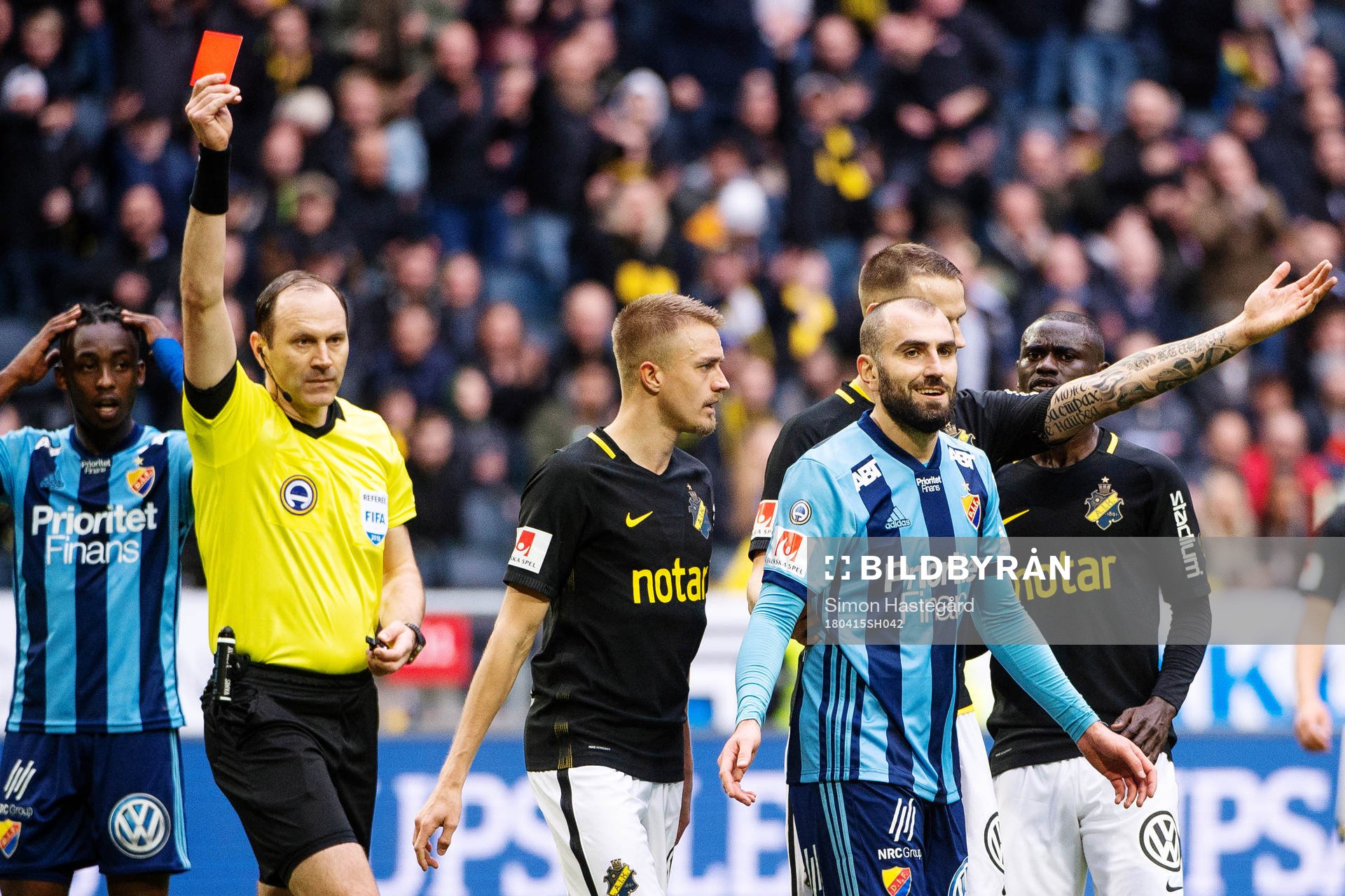 Djurgårdens Yura Movsisyan får rött kort av domare Jonas