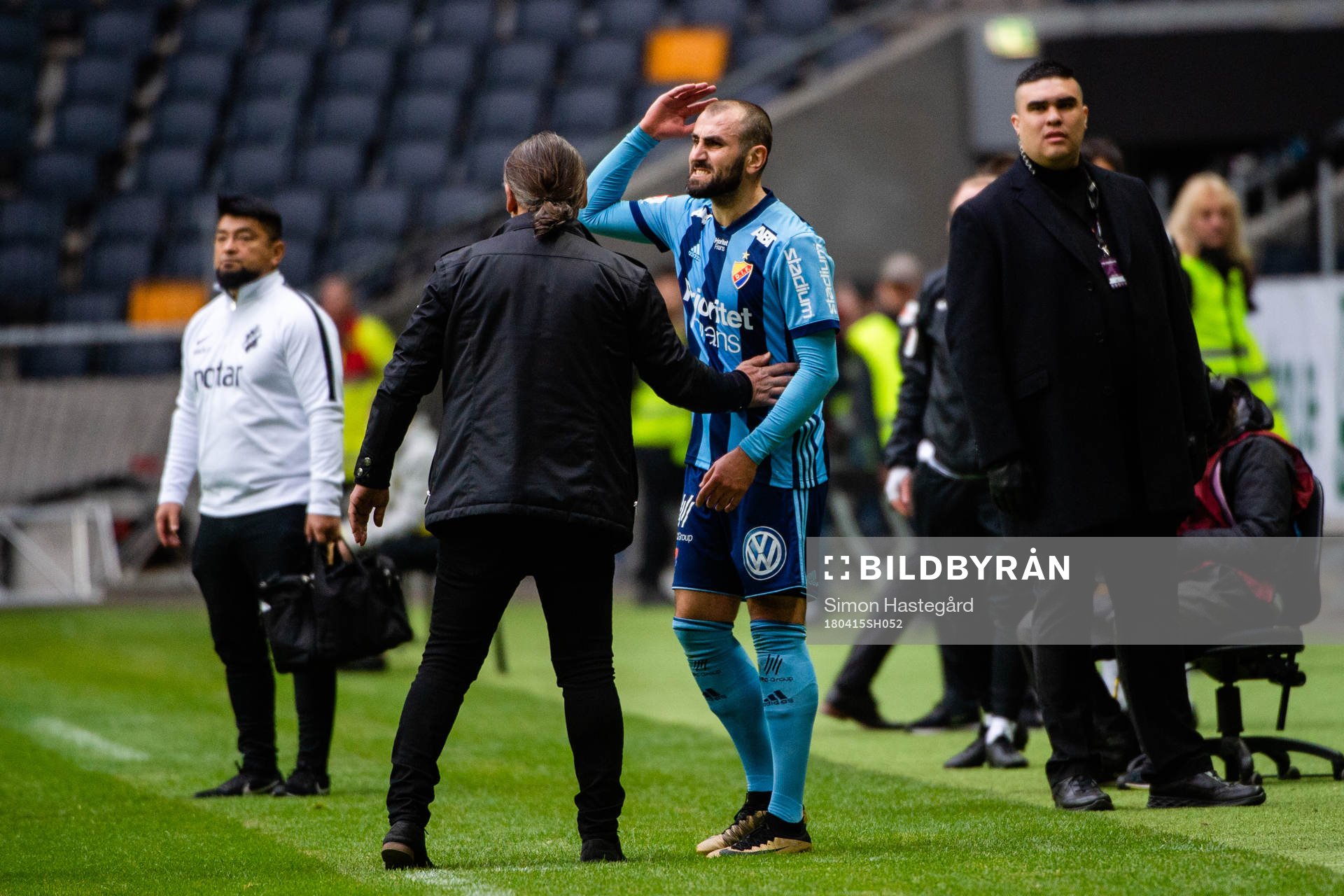 Djurgårdens Yura Movsisyan får rött kort och lämnar