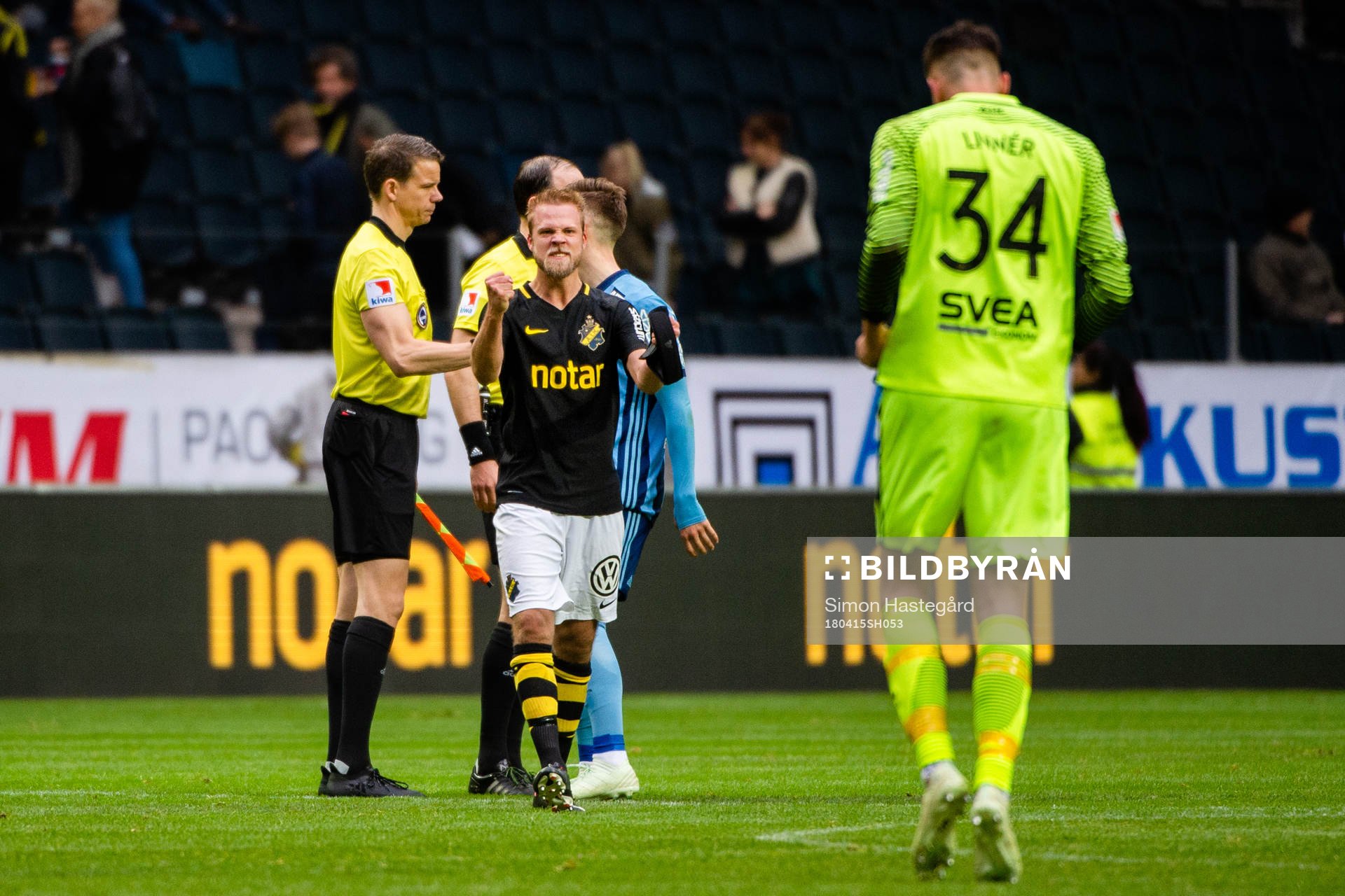 s Daniel Sundgren och målvakt Oscar Linnér jublar