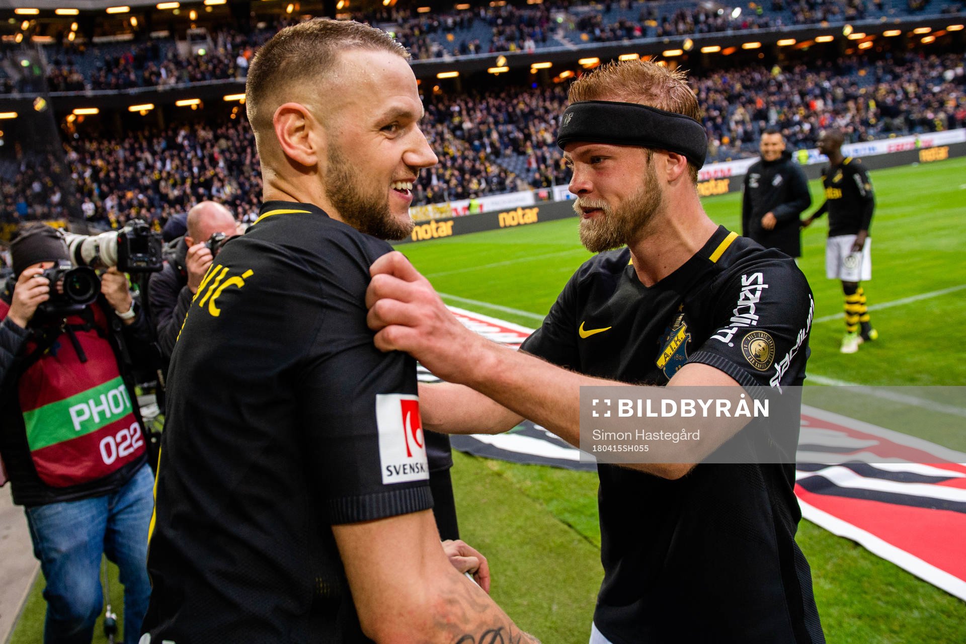 AIK:s Alexander Milosevic och Daniel Sundgren jublar efter fotbollsmatchen i Allsvenskan mellan AIK och Djurgården den 15 april 2018 i Stockholm.