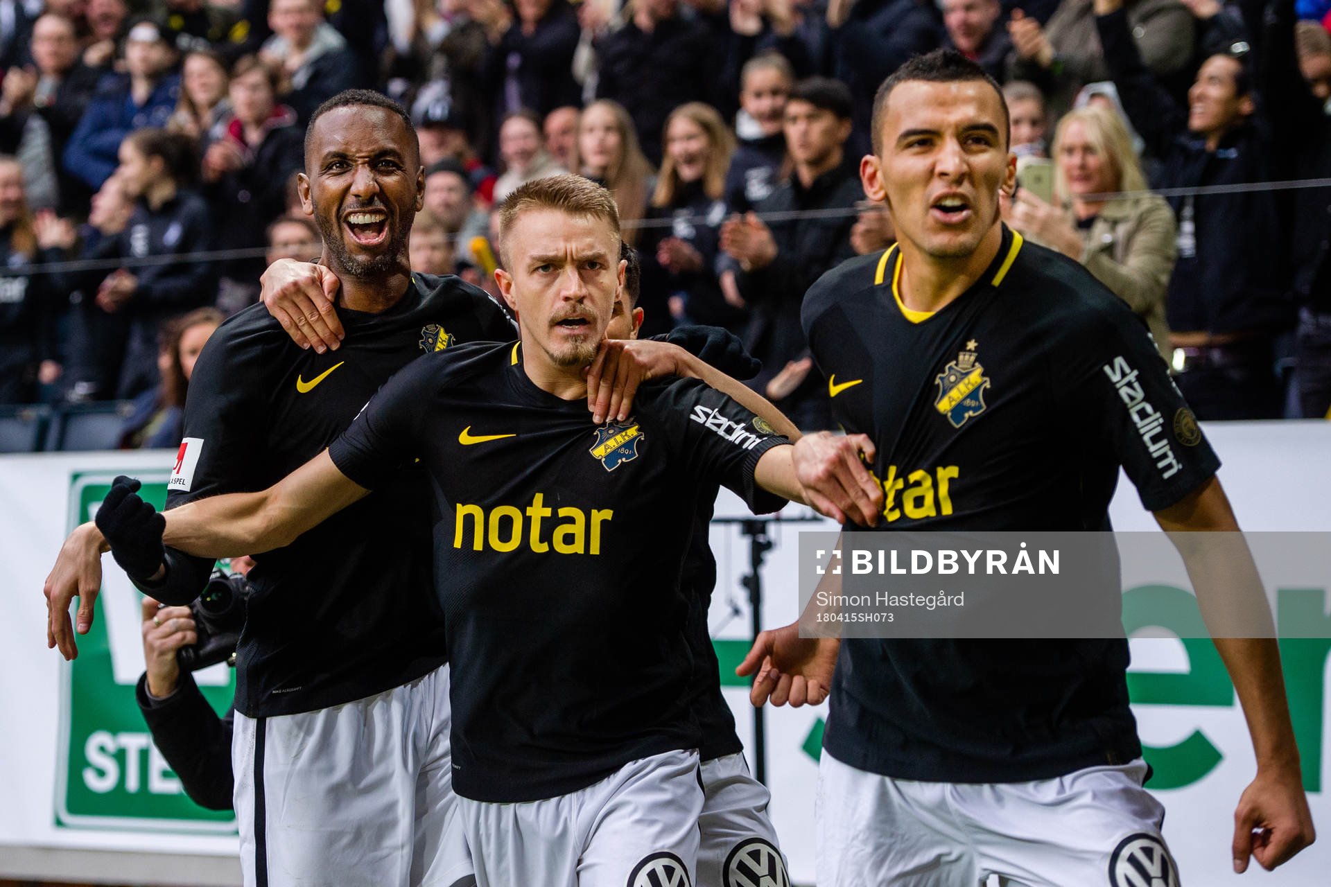 s Henok Goitom , Rasmus Lindkvist och Nabil Bahoui jublar