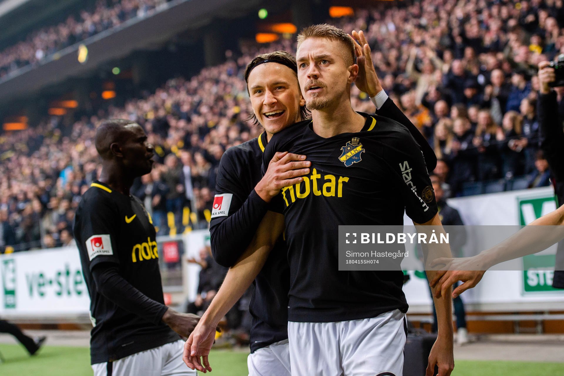 s Kristoffer Olsson och Rasmus Lindkvist jublar