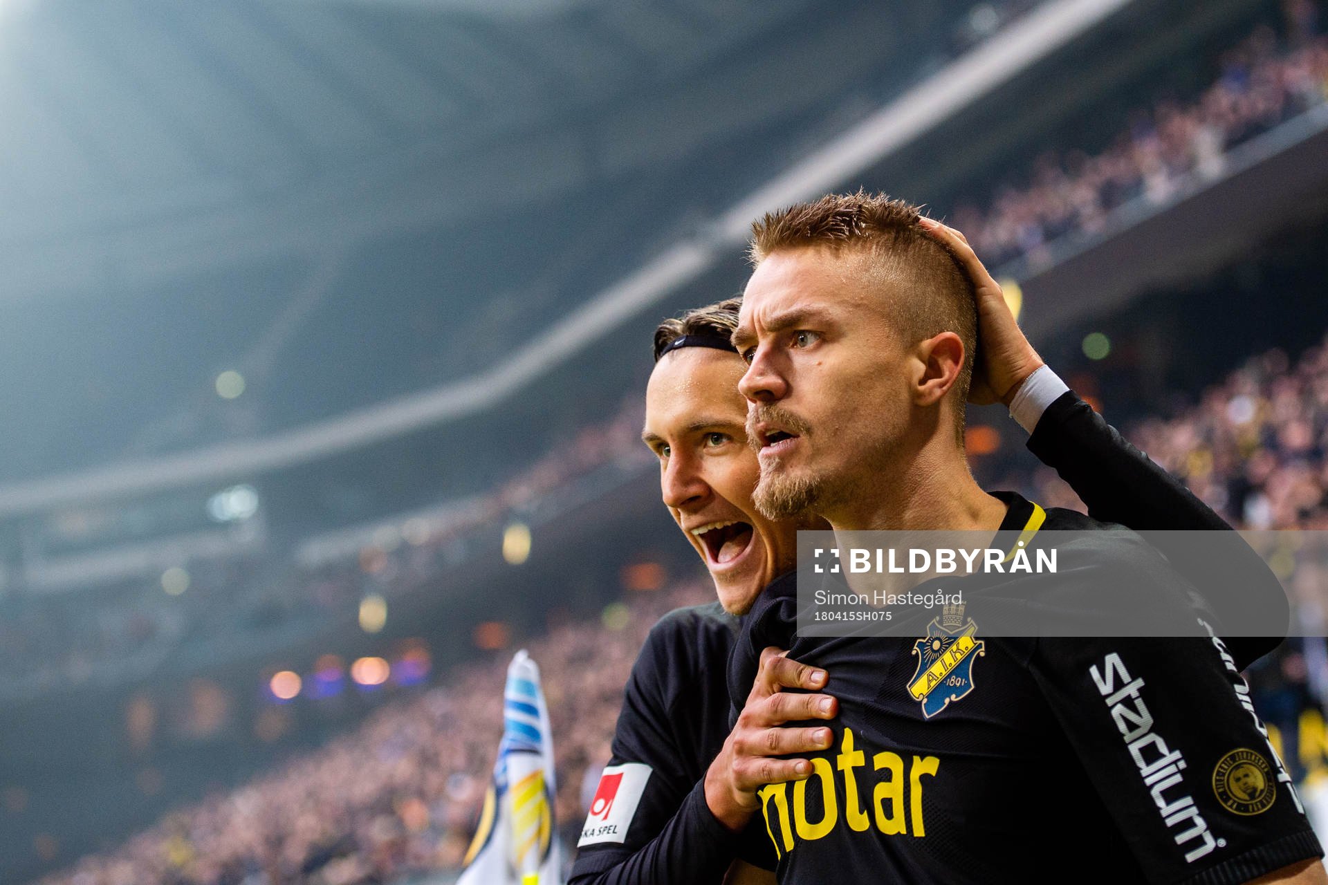 s Kristoffer Olsson och Rasmus Lindkvist jublar