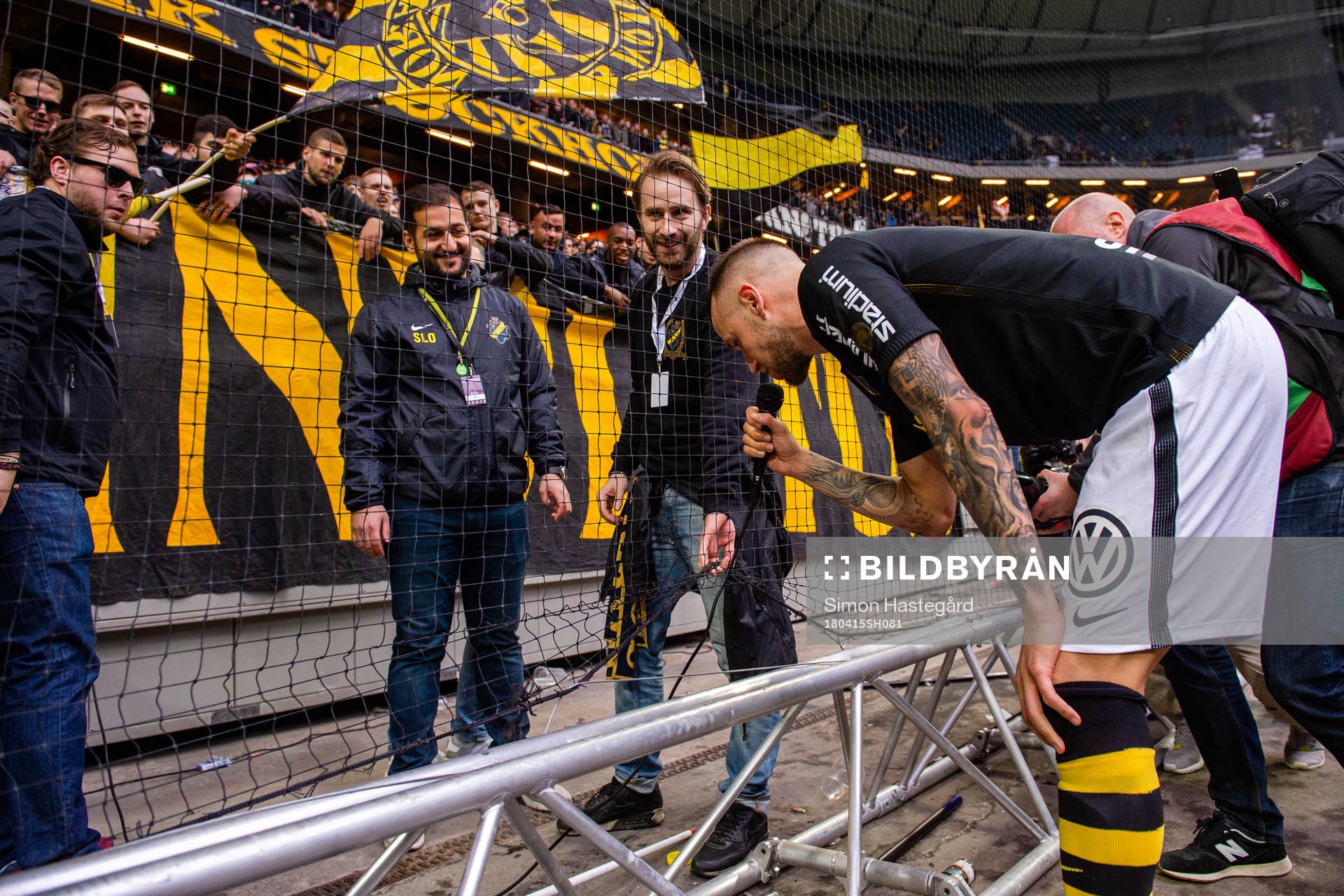 s Alexander Milosevic jublar med publiken