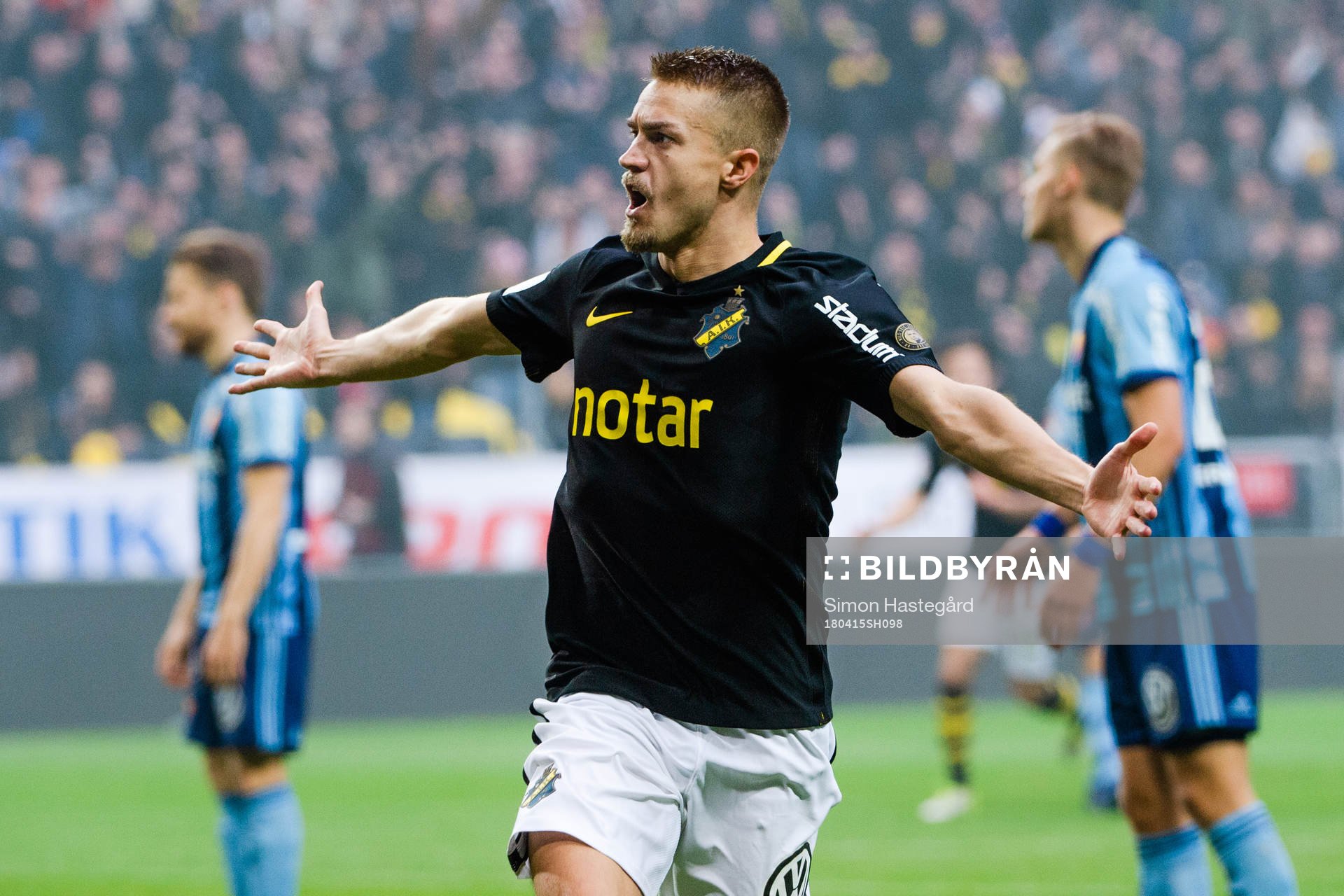 s Rasmus Lindkvist jublar