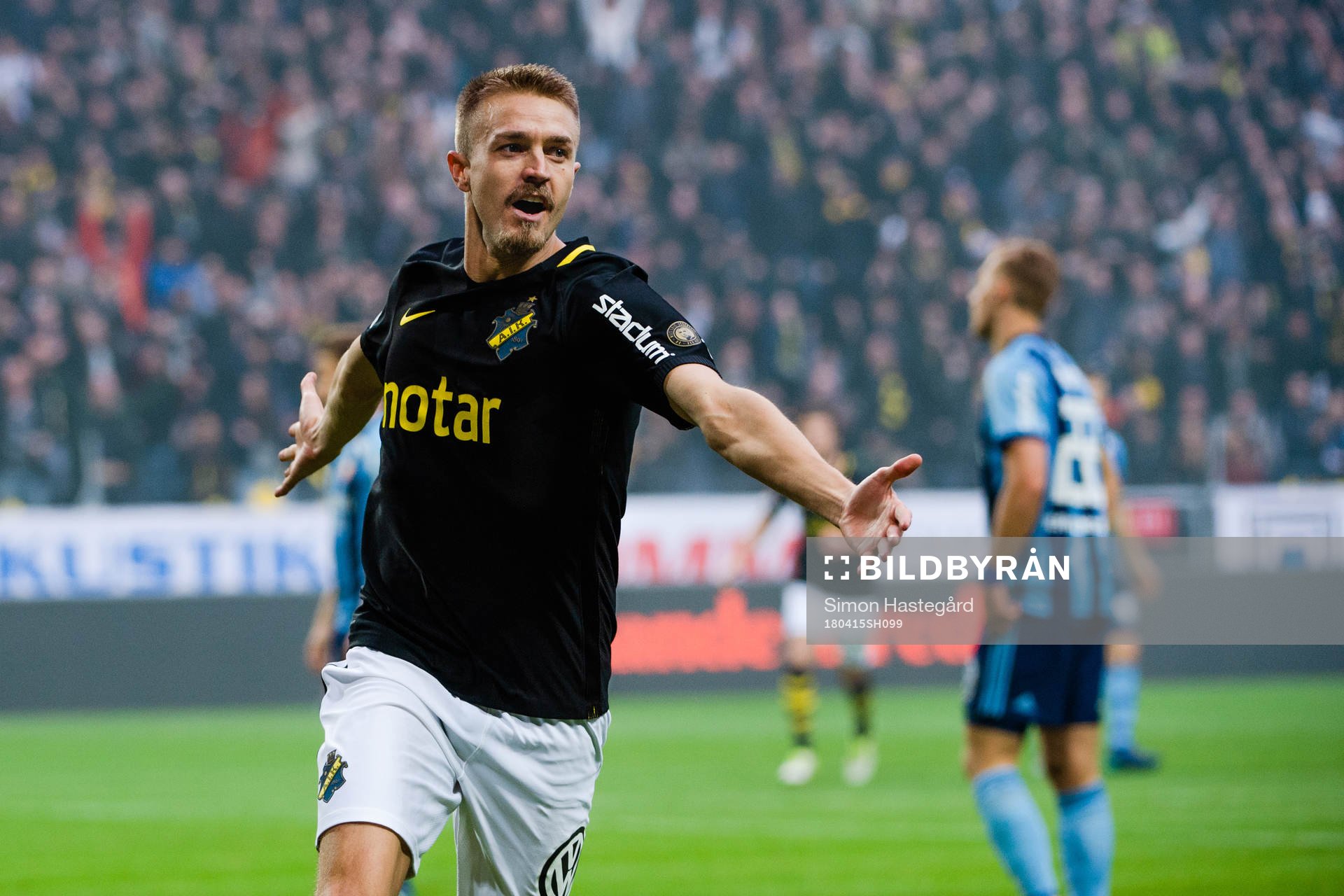 s Rasmus Lindkvist jublar