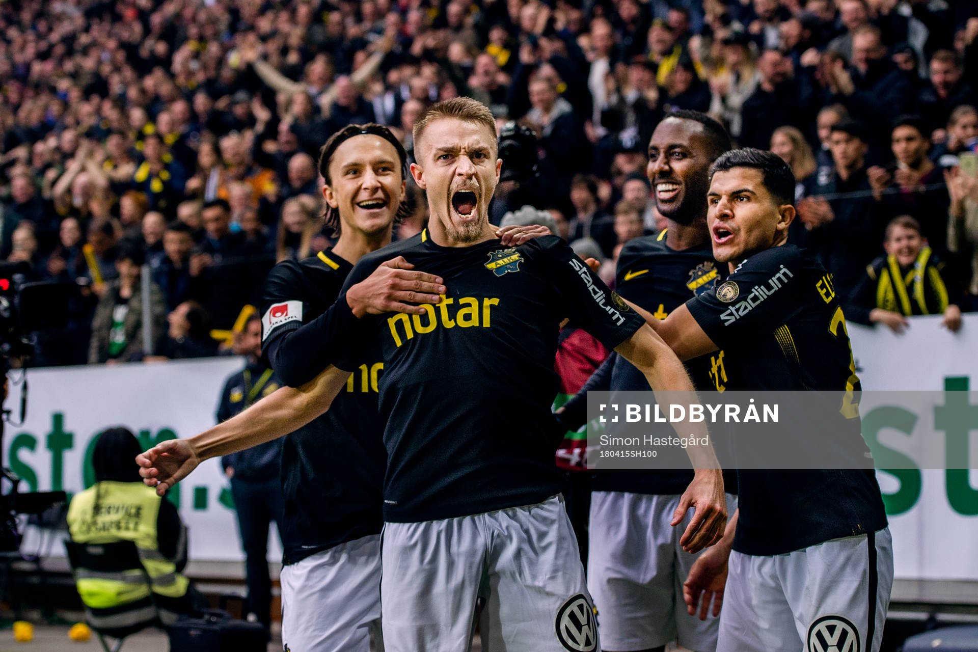 s Rasmus Lindkvist jublar med Kristoffer Olsson , Henok