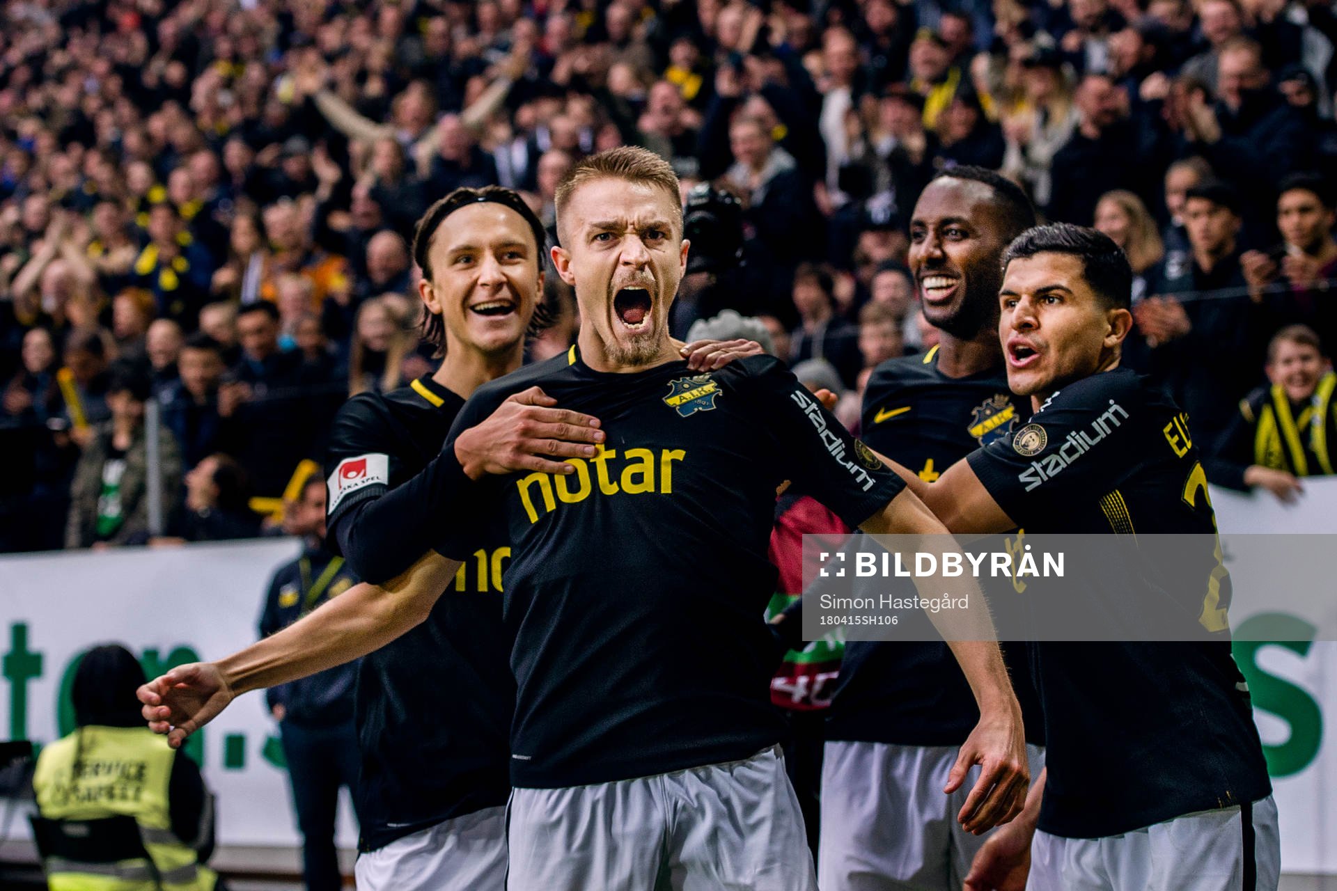 s Rasmus Lindkvist jublar med Kristoffer Olsson , Henok