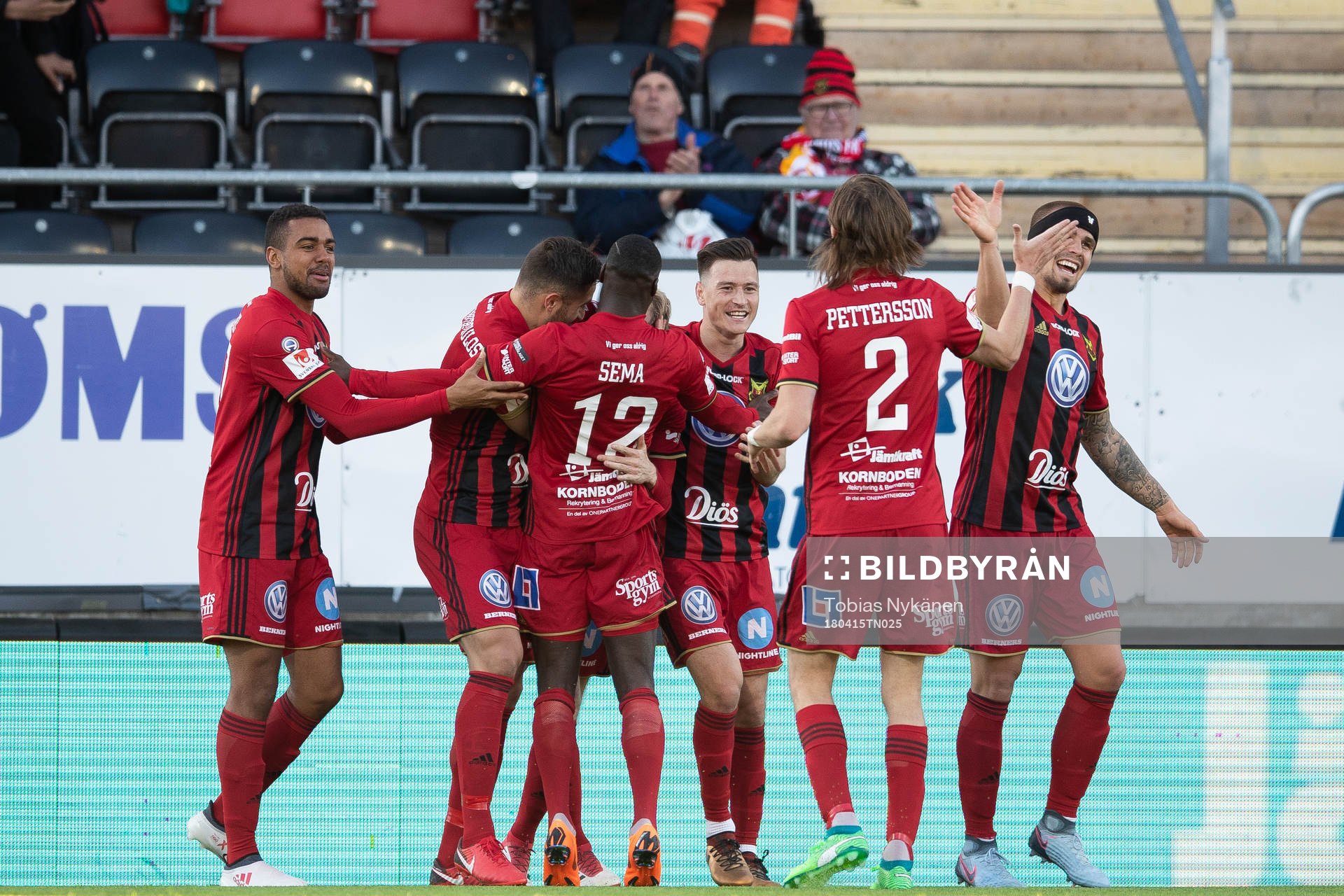 Östersunds Curtis Edwards jublar med lagkamrater
