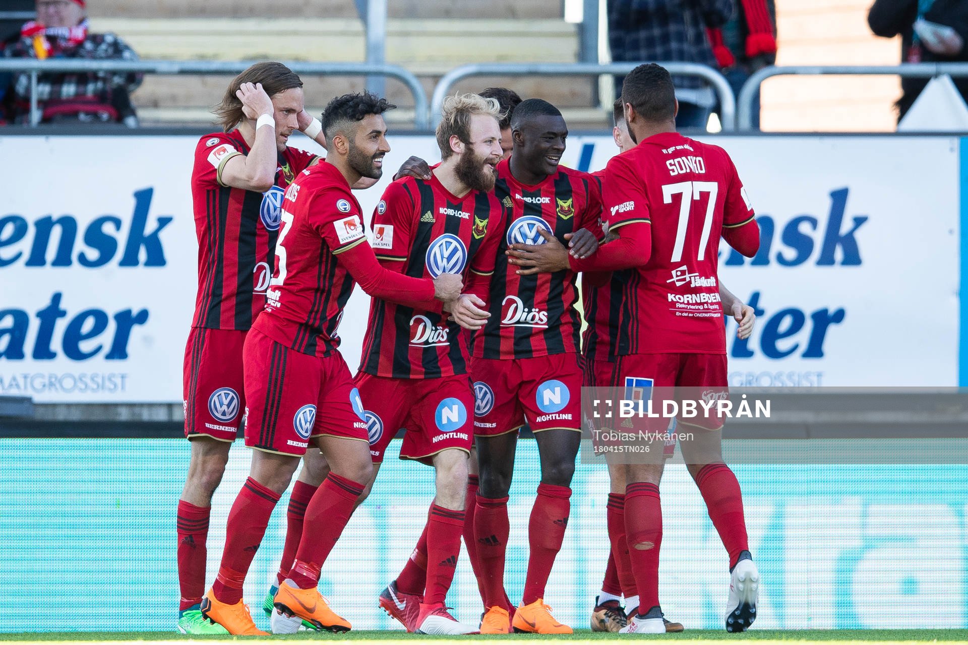 Östersunds Curtis Edwards jublar med lagkamrater