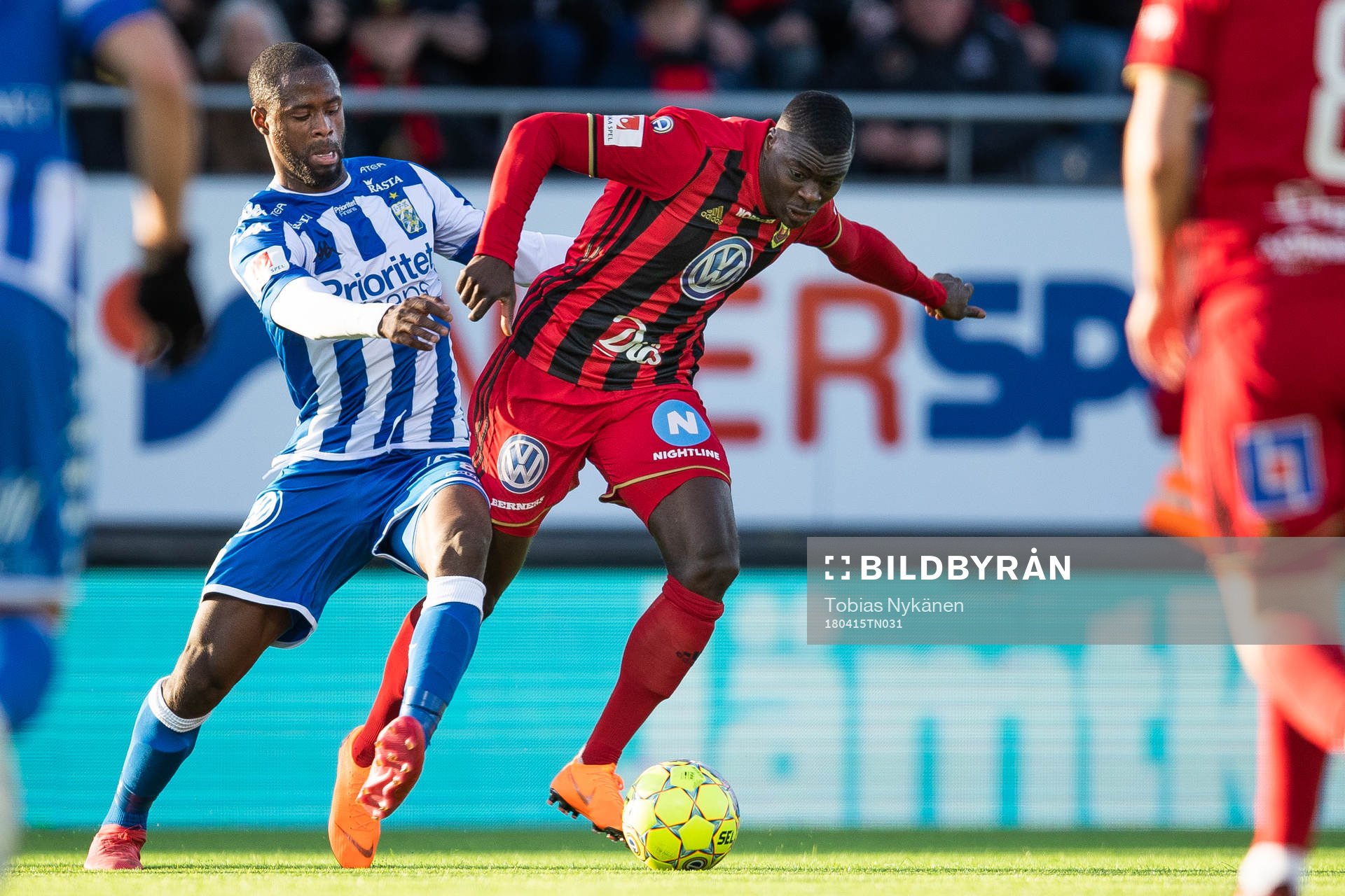 IFK Göteborgs Vajebah Kaliefah Sakor och Östersunds Ken Sema i kamp om bollen under fotbollsmatchen i Allsvenskan mellan Östersund och IFK Göteborg den 15 april 2018 i Östersund.