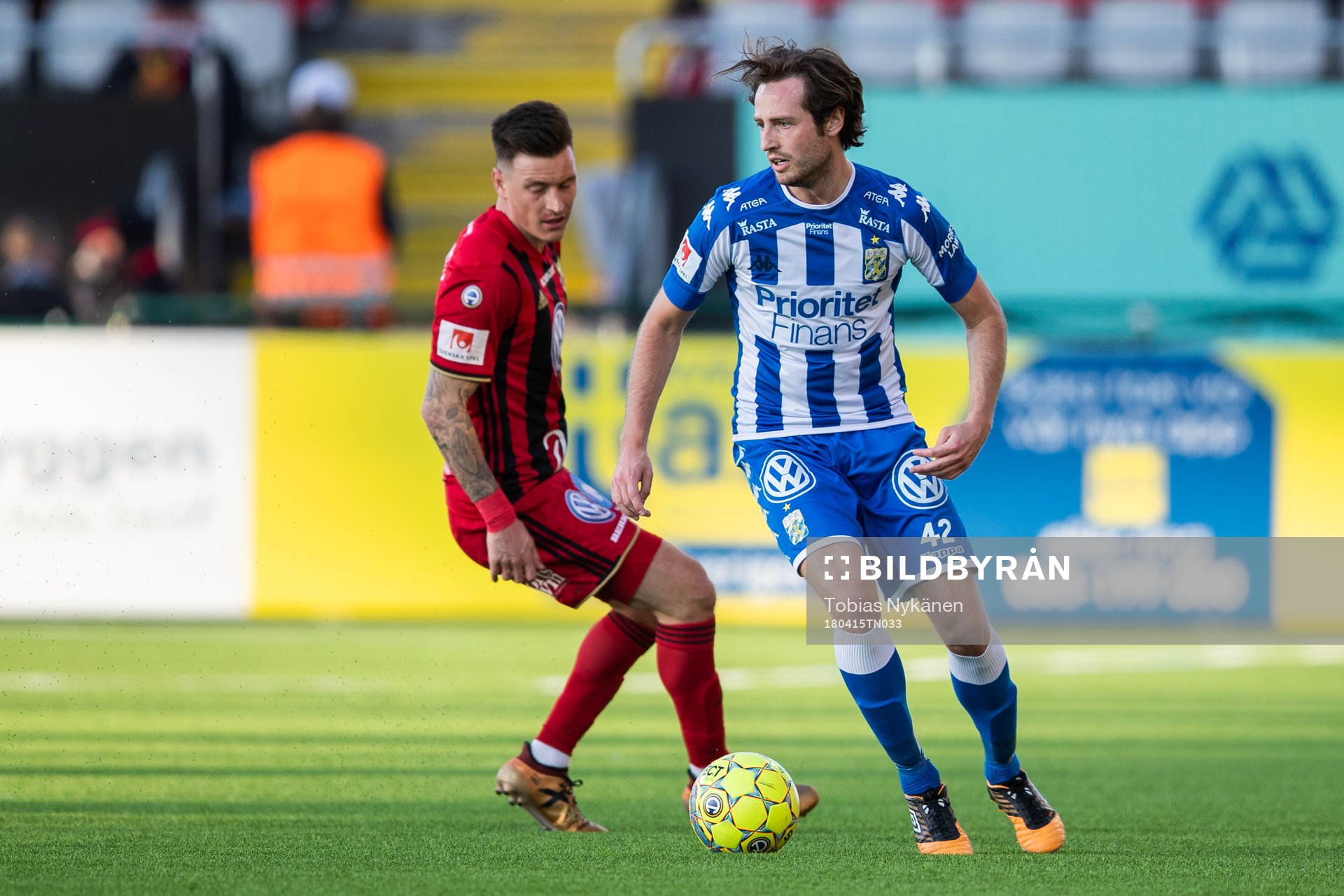 Östersunds Jamie Hopcutt och IFK Göteborgs Mikkel Diskerud