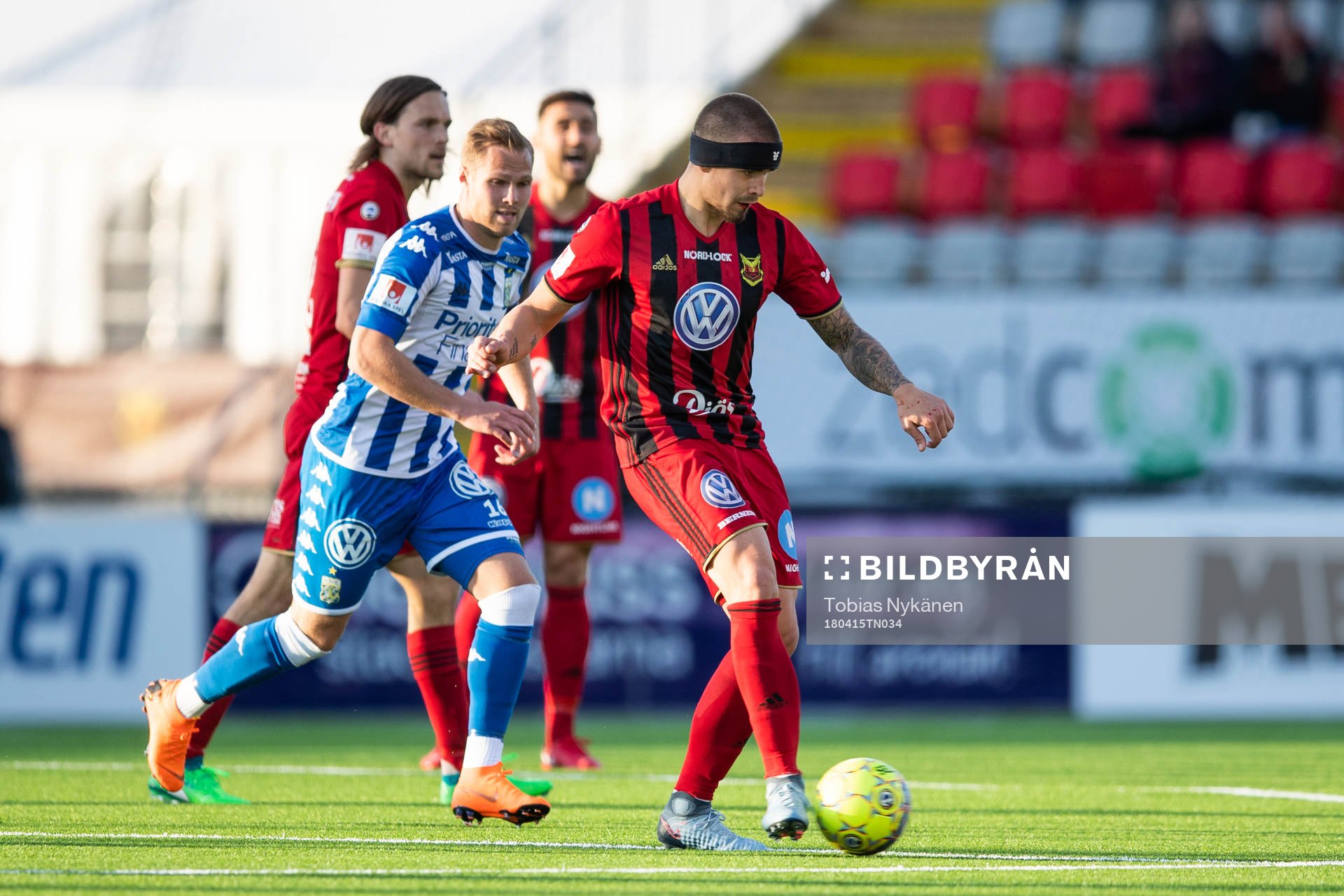 Östersunds Douglas Bergqvist och IFK Göteborgs Gustav Engvall i kamp om bollen under fotbollsmatchen i Allsvenskan mellan Östersund och IFK Göteborg den 15 april 2018 i Östersund.