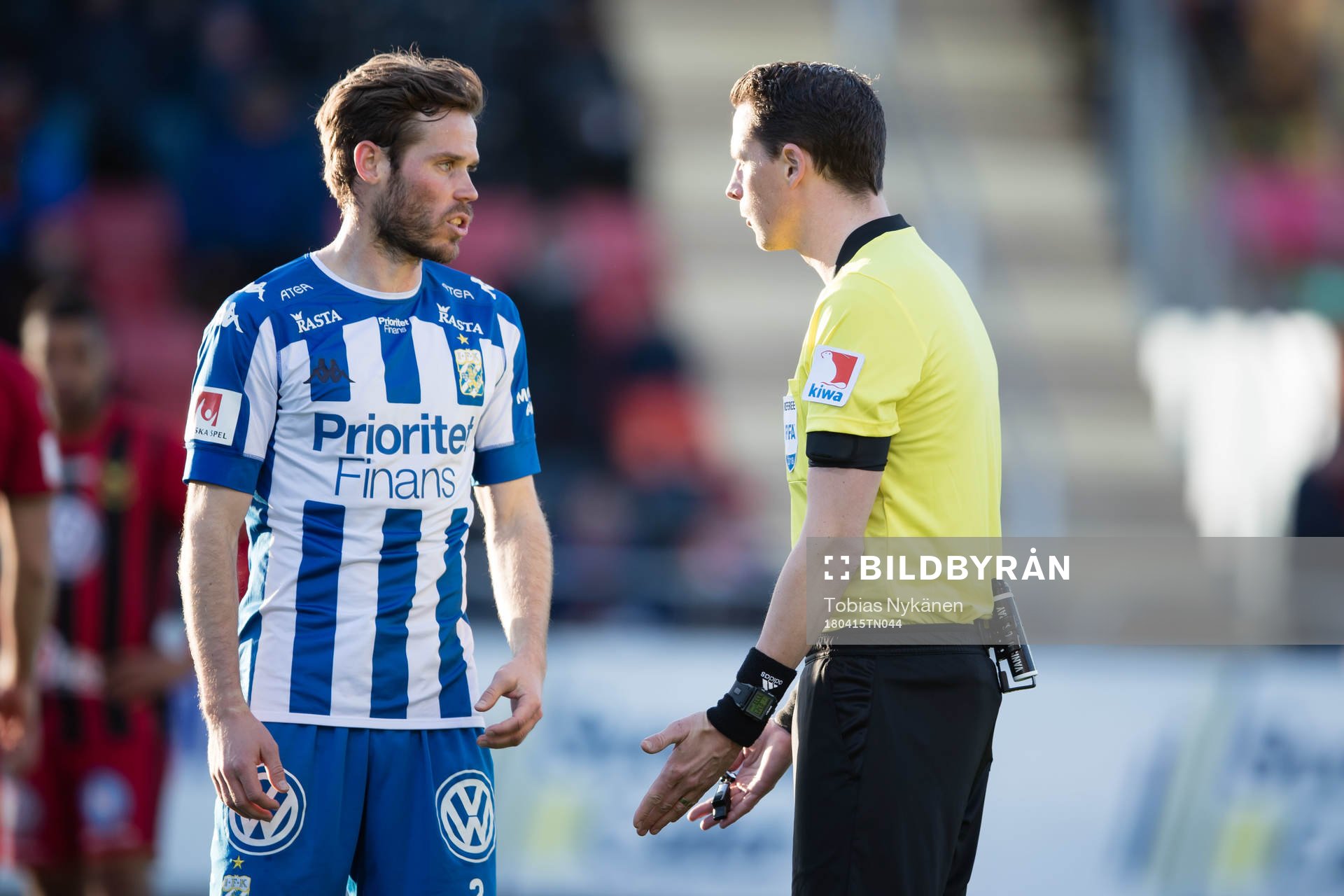 IFK Göteborgs Emil Salomonsson i diskussion med Domare