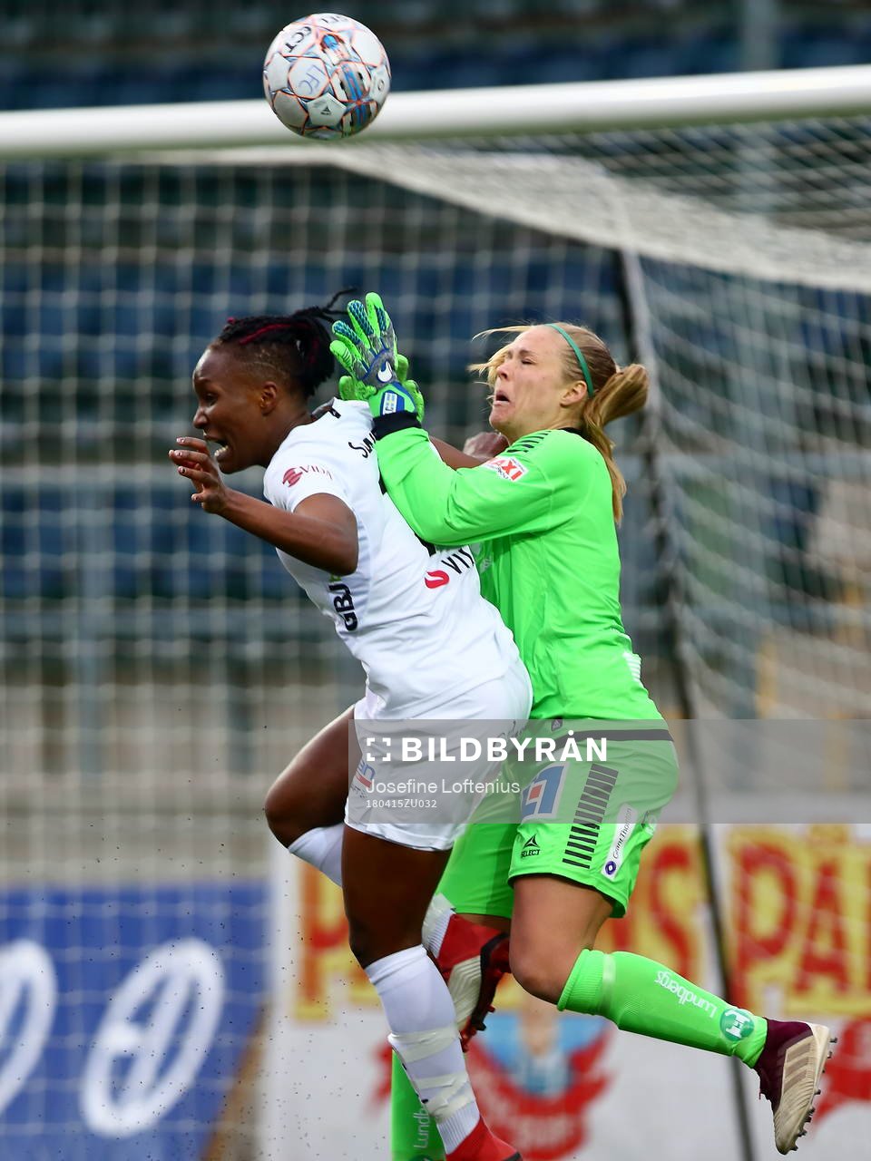 Linköpings målvakt Hilda Carlén och Växjös Elin Åkerman i kollision under fotbollsmatchen i Damallsvenskan mellan Linköping och Växjö den 15 april 2018 i Linköping.