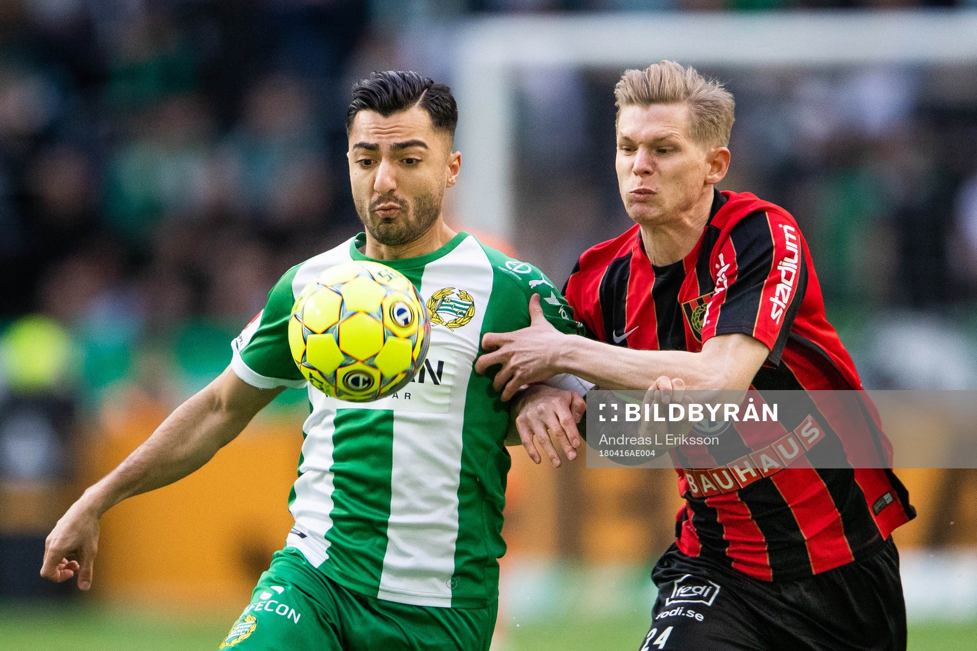 Hammarbys Jiloan Hamad och Brommapojkarnas Fritiof Björkén i kamp om bollen under fotbollsmatchen i Allsvenskan mellan Hammarby och Brommapojkarna den 16 april 2018 i Stockholm. 