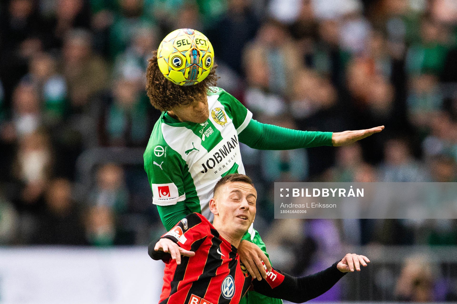 Hammarbys Neto Borges och Brommapojkarnas Petar Petrovic i nickduell under fotbollsmatchen i Allsvenskan mellan Hammarby och Brommapojkarna den 16 april 2018 i Stockholm.