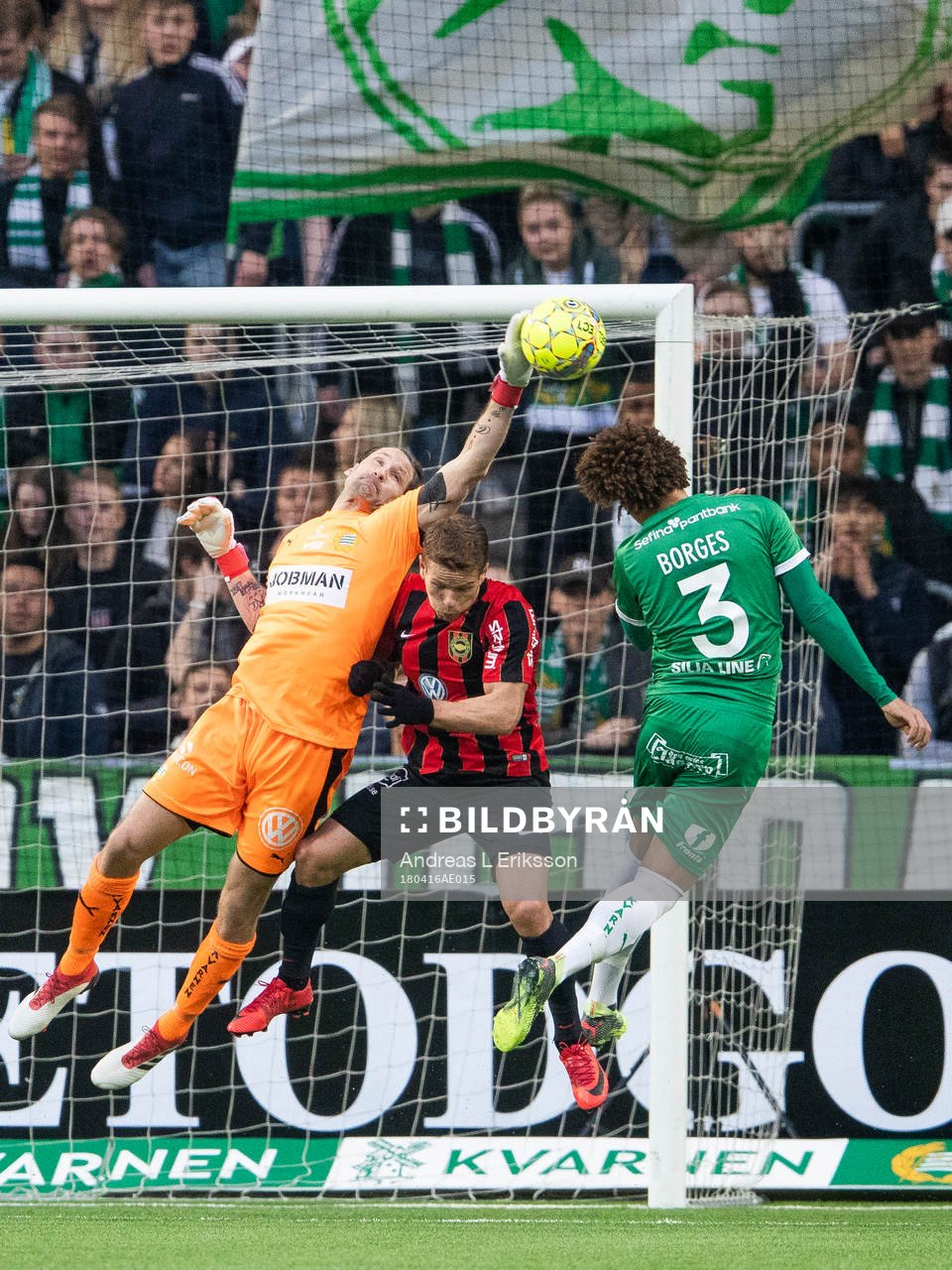 Hammarbys målvakt Johan Wiland och Neto Borges i en