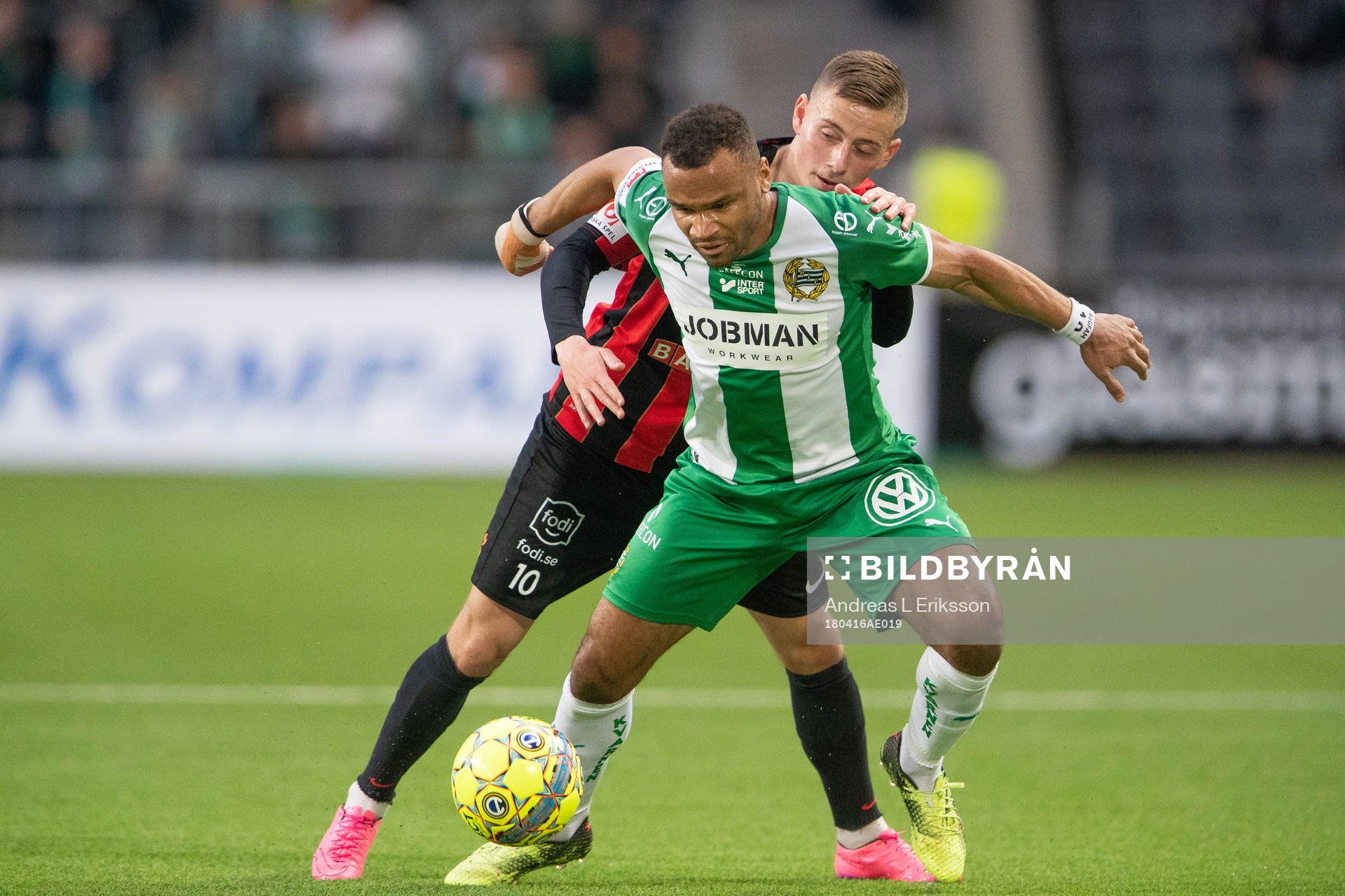 Brommapojkarnas Petar Petrovic och Hammarbys Serge-Junior Martinsson Ngouali i kamp om bollen under fotbollsmatchen i Allsvenskan mellan Hammarby och Brommapojkarna den 16 april 2018 i Stockholm.