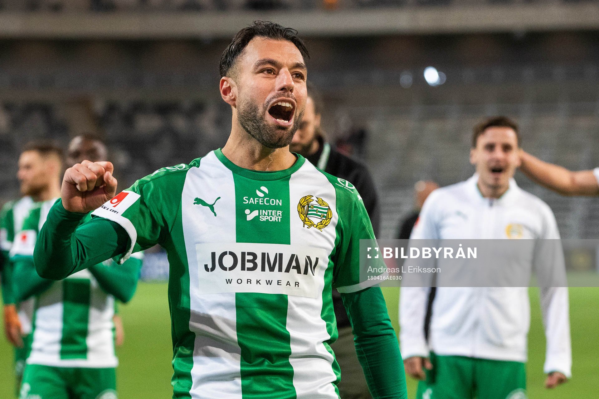 Hammarbys Imad Khalili jublar när han tackar publiken