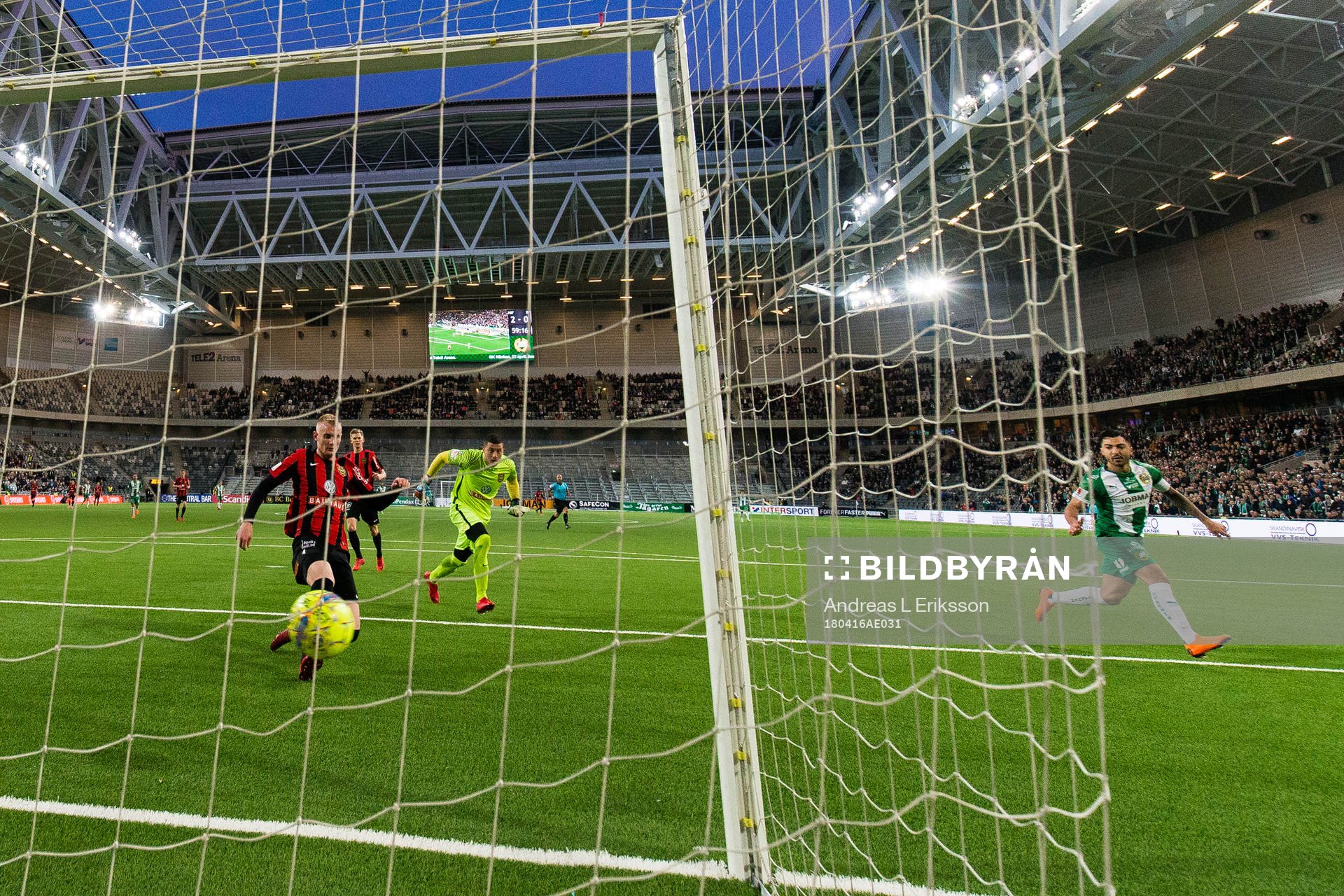 Hammarbys Jiloan Hamad slår bollen förbi Brommapojkarnas