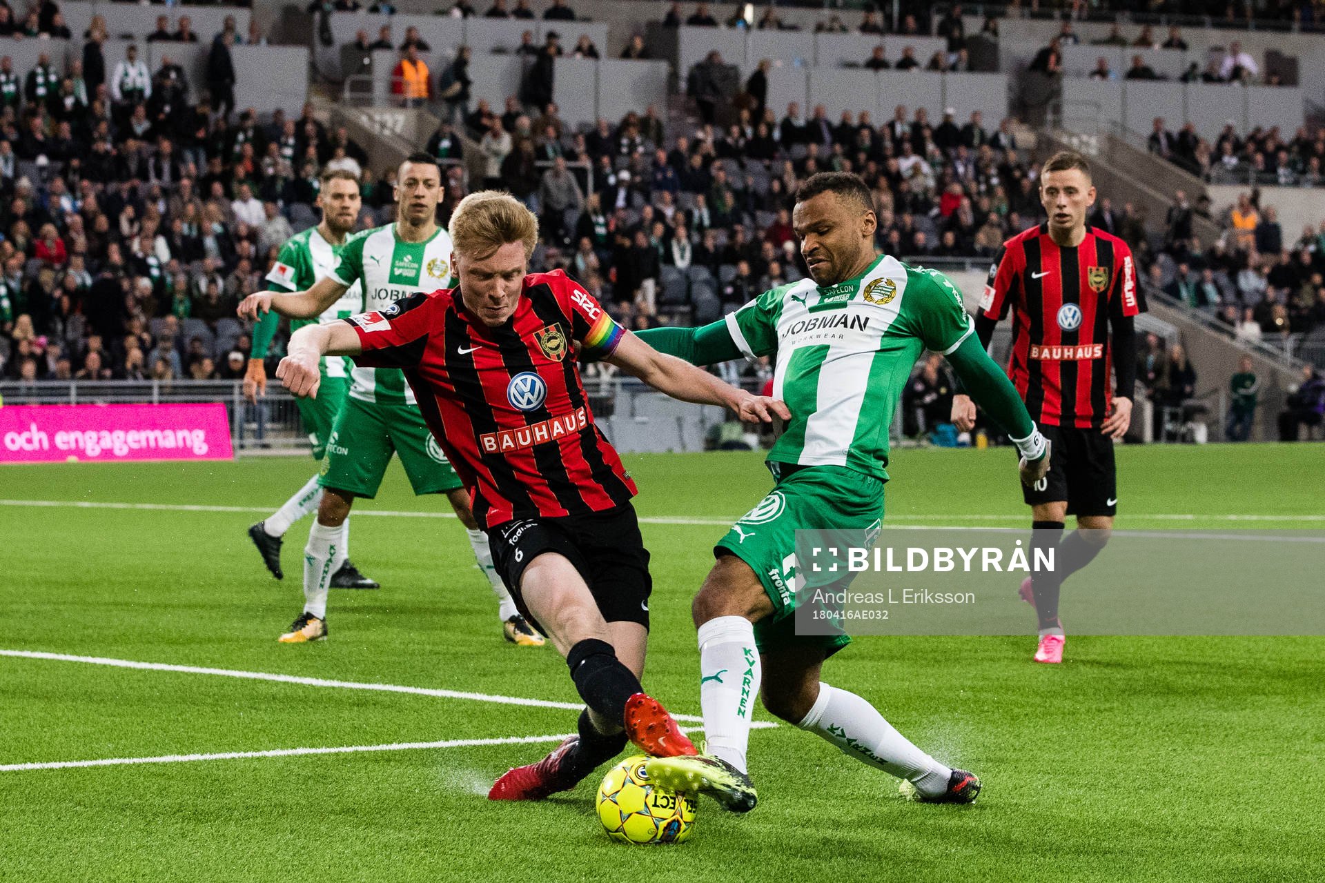 Brommapojkarnas Gustav Sandberg Magnusson i kamp om bollen