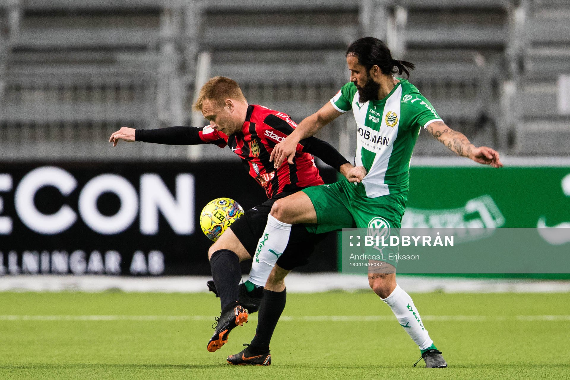 Brommapojkarnas Christopher Brandeborn i kamp om bollen med