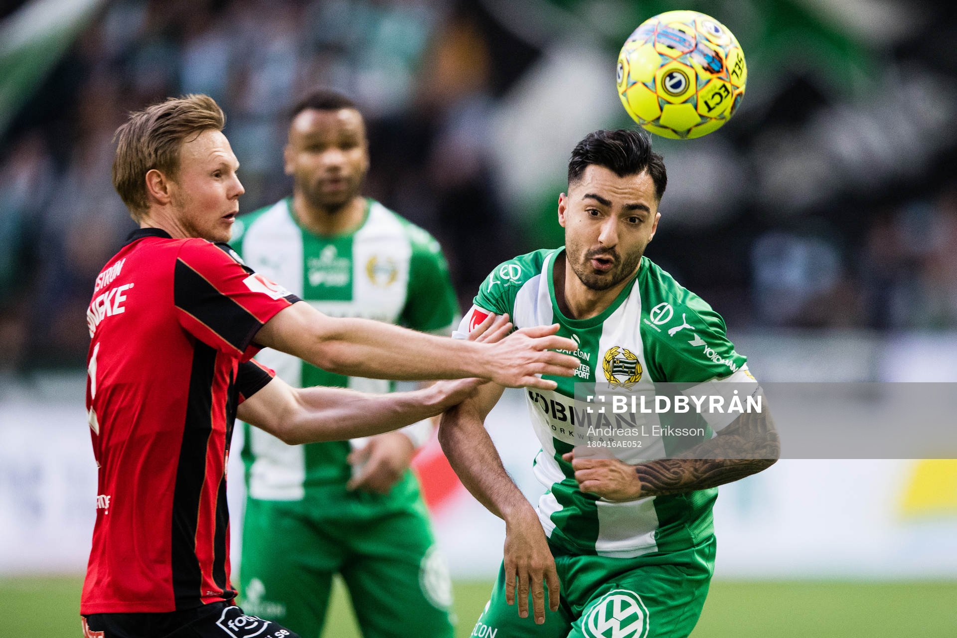 Brommapojkarnas Tim Söderström i kamp om bollen med