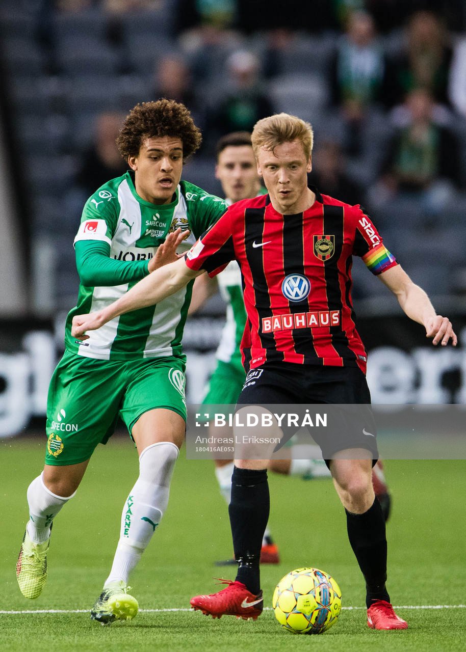 Hammarbys Neto Borges i kamp om bollen med Brommapojkarnas