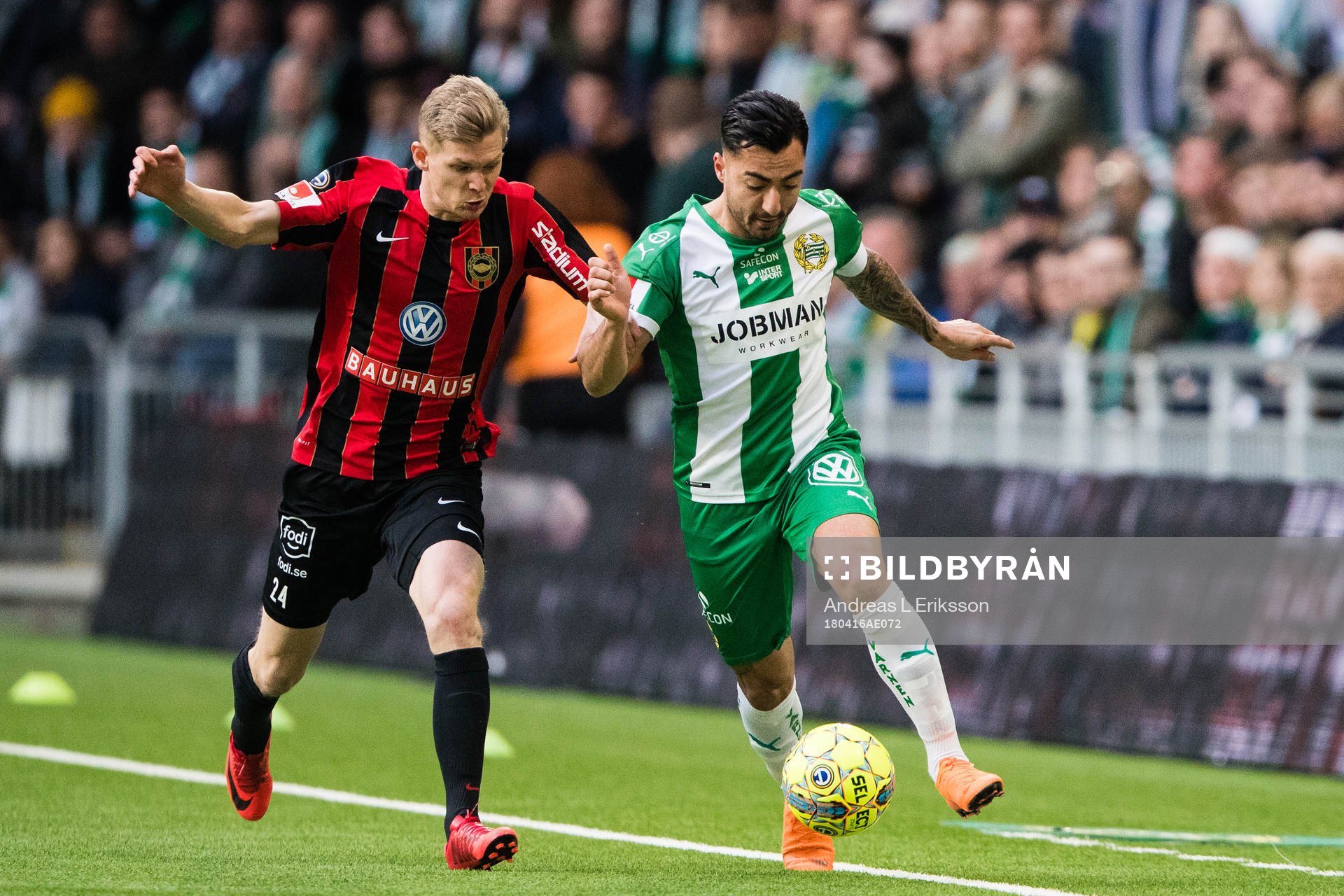 Brommapojkarnas Fritiof Björkén i kamp om bollen med Hammarbys Jiloan Hamad under fotbollsmatchen i Allsvenskan mellan Hammarby och Brommapojkarna den 16 april 2018 i Stockholm. 