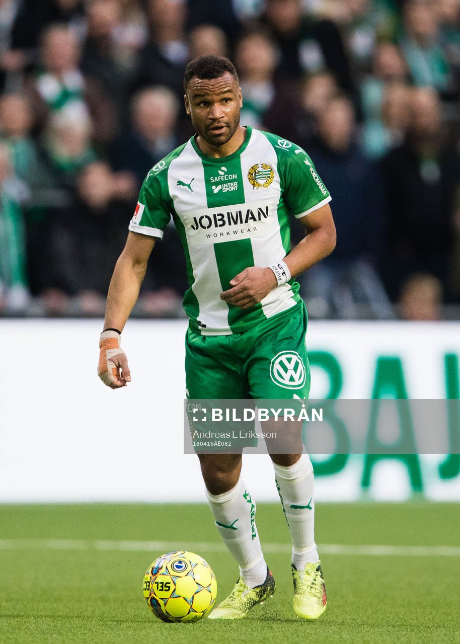 Hammarbys Serge-Junior Martinsson Ngouali med bollen
