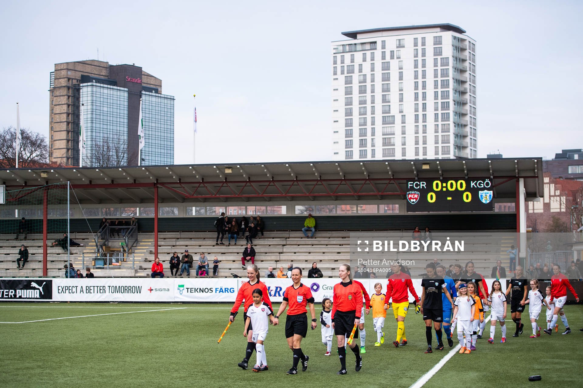 Rosengårds och Göteborgs spelare går in på plan