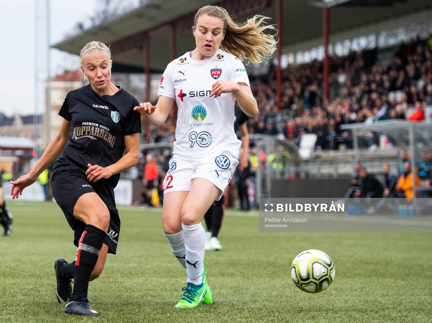 Göteborgs Emma Koivisto och Rosengårds Fiona Brown i kamp om bollen under fotbollsmatchen i Damallsvenskan mellan FC Rosengård och Kopparbergs/Göteborg den 16 april 2018 i Malmö.