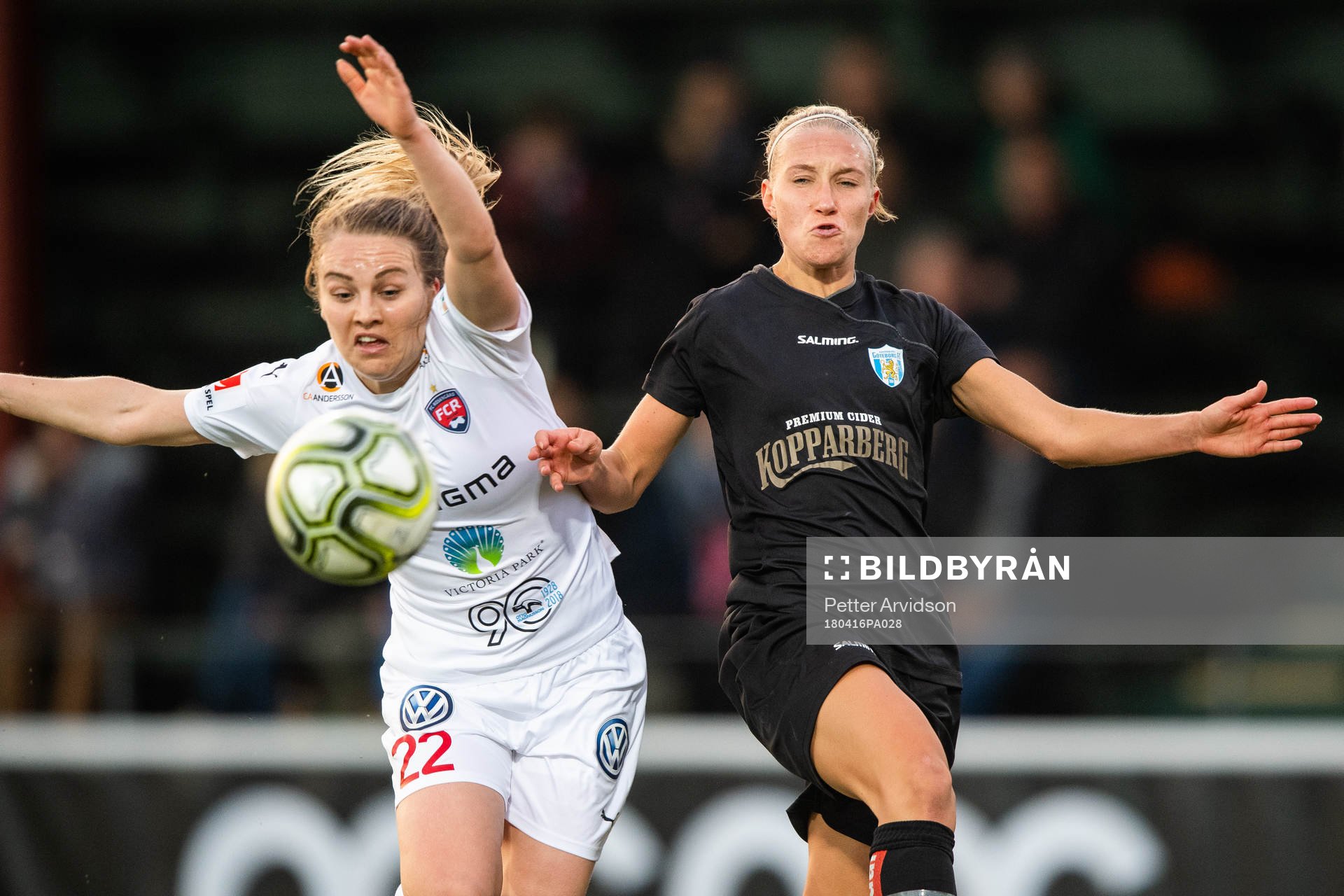 Rosengårds Fiona Brown faller i en duell med Göteborgs